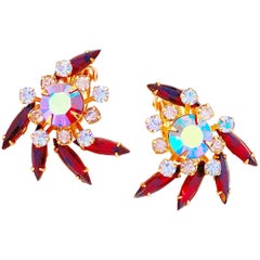 Boucles d'oreilles fantaisie Aurora Borealis et rubis rouge en strass par Beau Jewels, années 1960