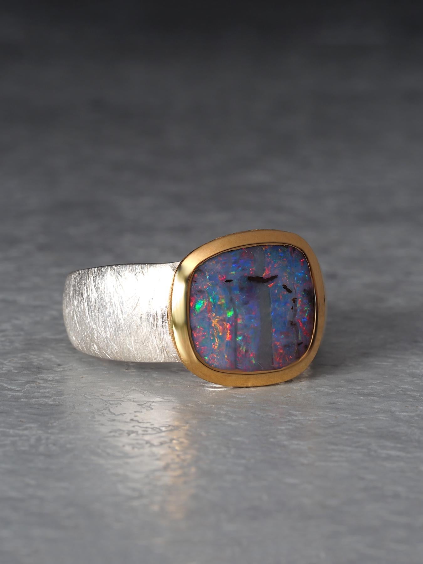 Anello Aurora Boulder Opal in oro e argento 18K opalescenze rosse blu verdi gialle in vendita 4