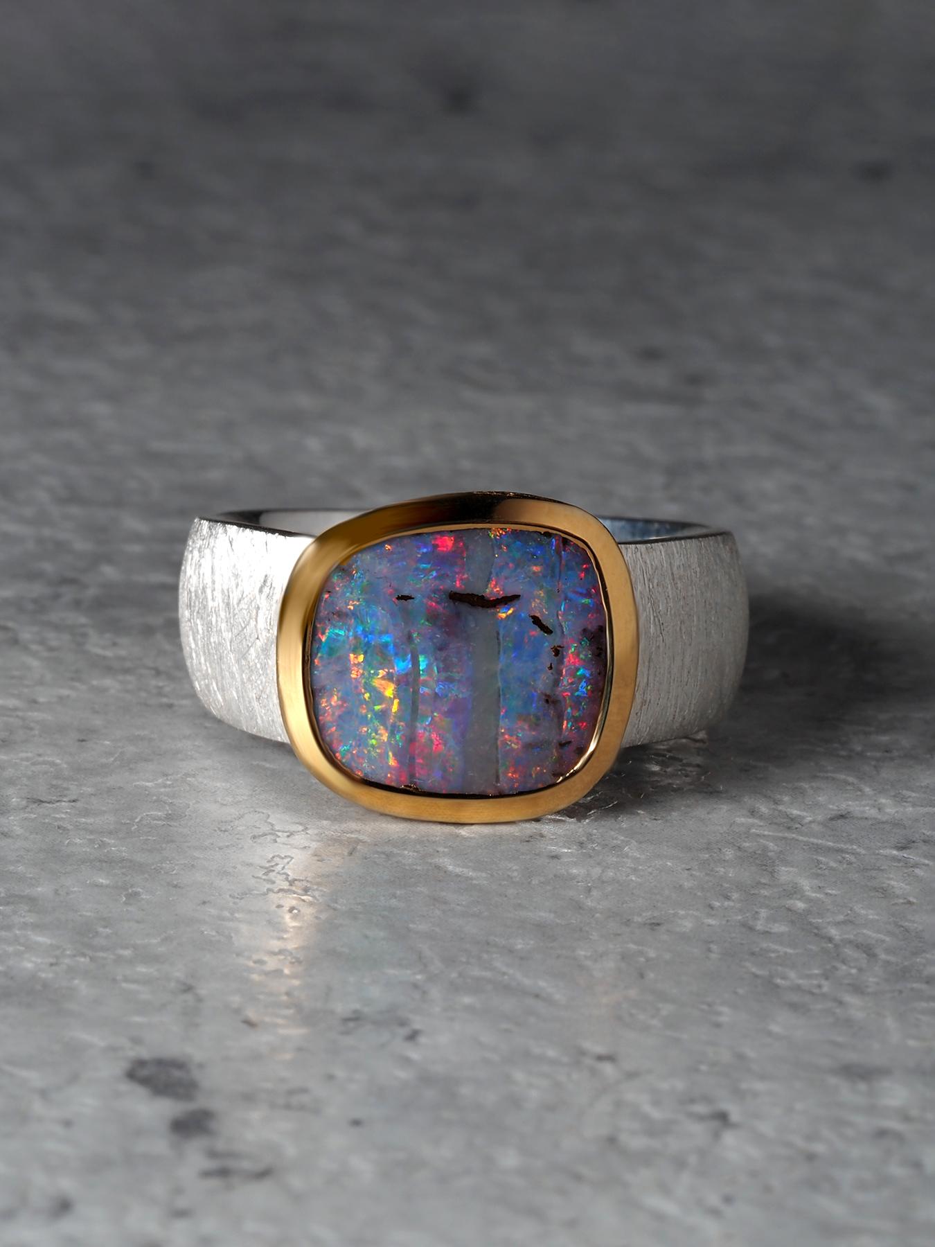 Contemporaneo Anello Aurora Boulder Opal in oro e argento 18K opalescenze rosse blu verdi gialle in vendita