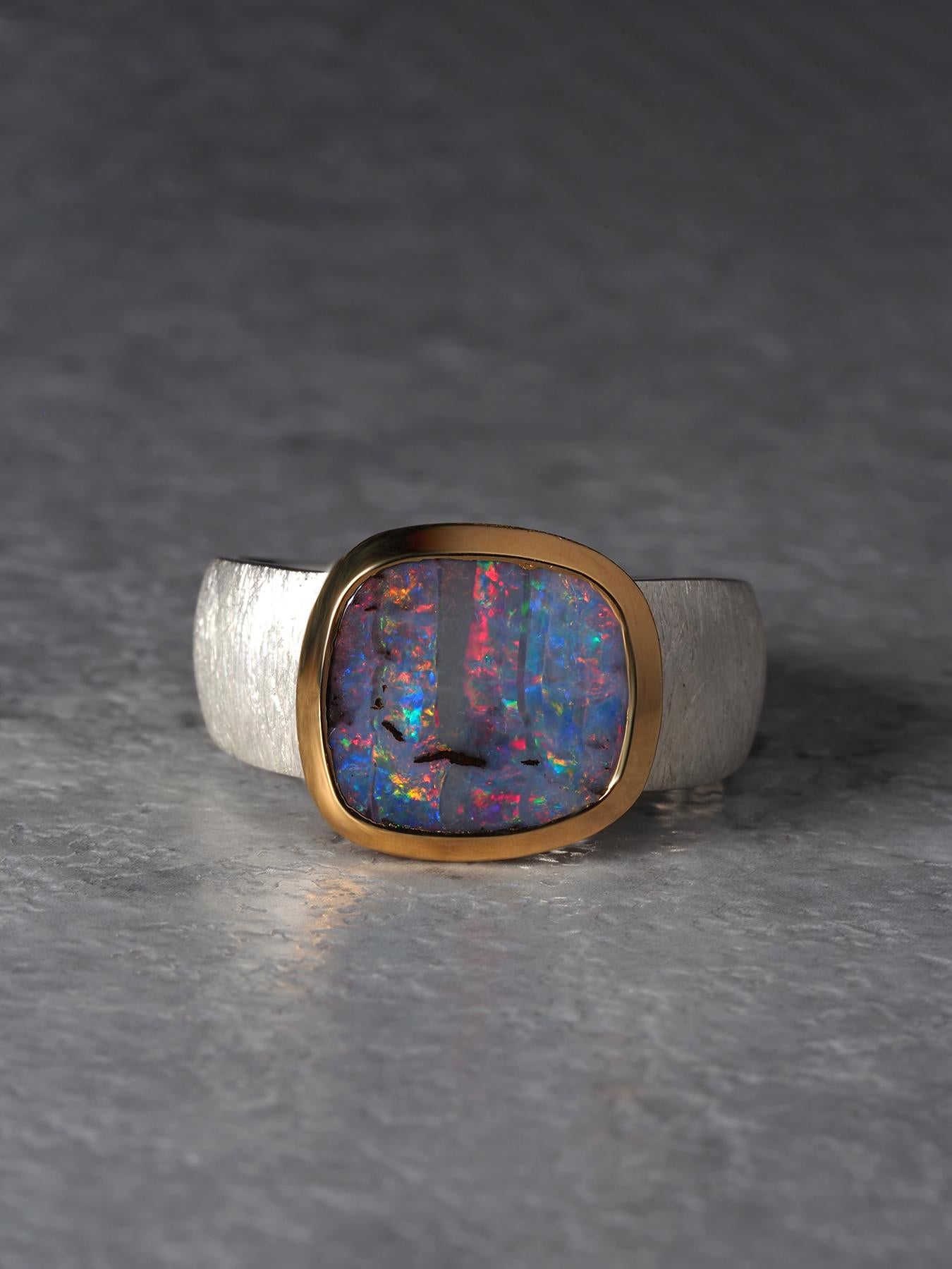 Quadrato Anello Aurora Boulder Opal in oro e argento 18K opalescenze rosse blu verdi gialle in vendita