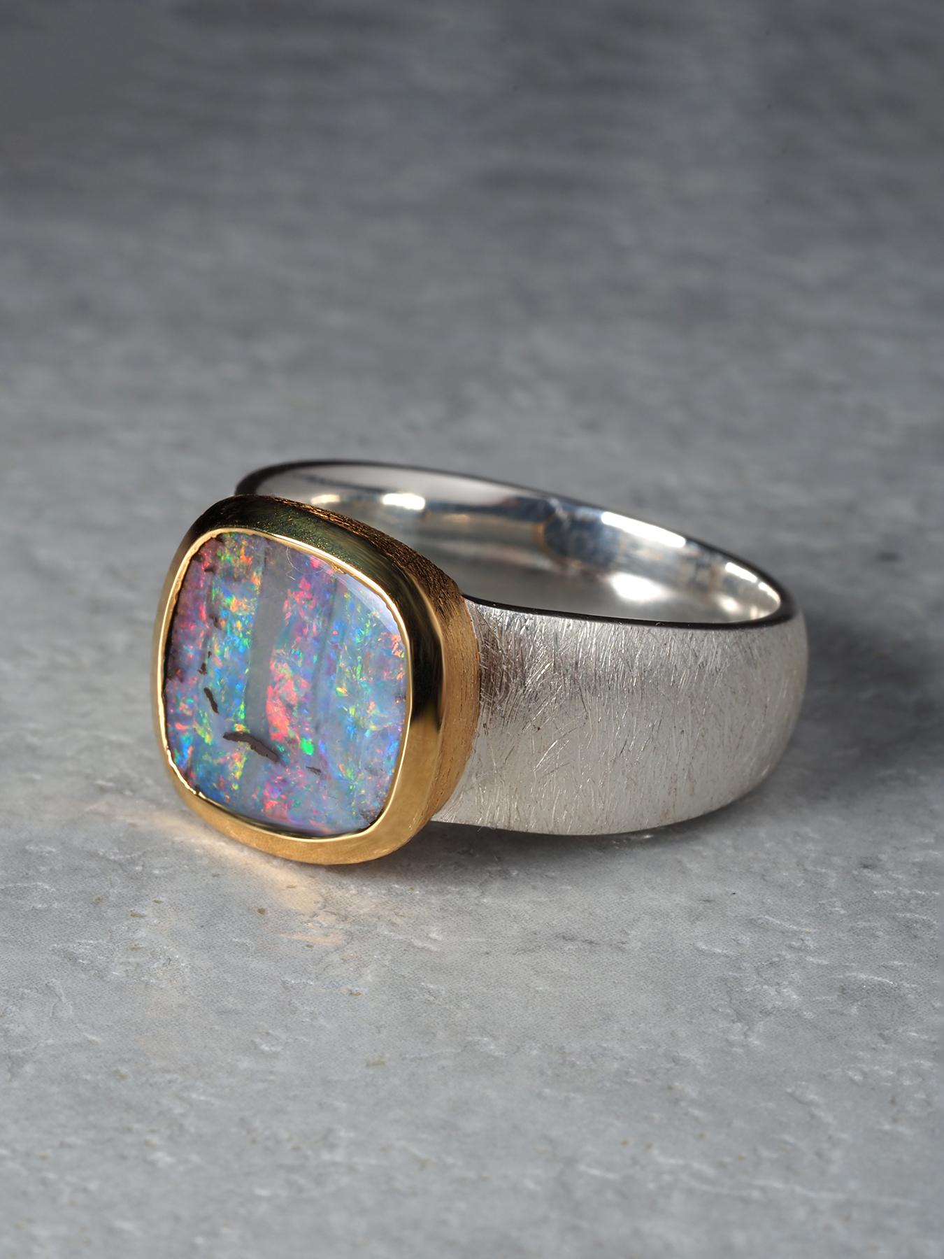 Anello Aurora Boulder Opal in oro e argento 18K opalescenze rosse blu verdi gialle In condizioni Nuovo in vendita a Berlin, DE
