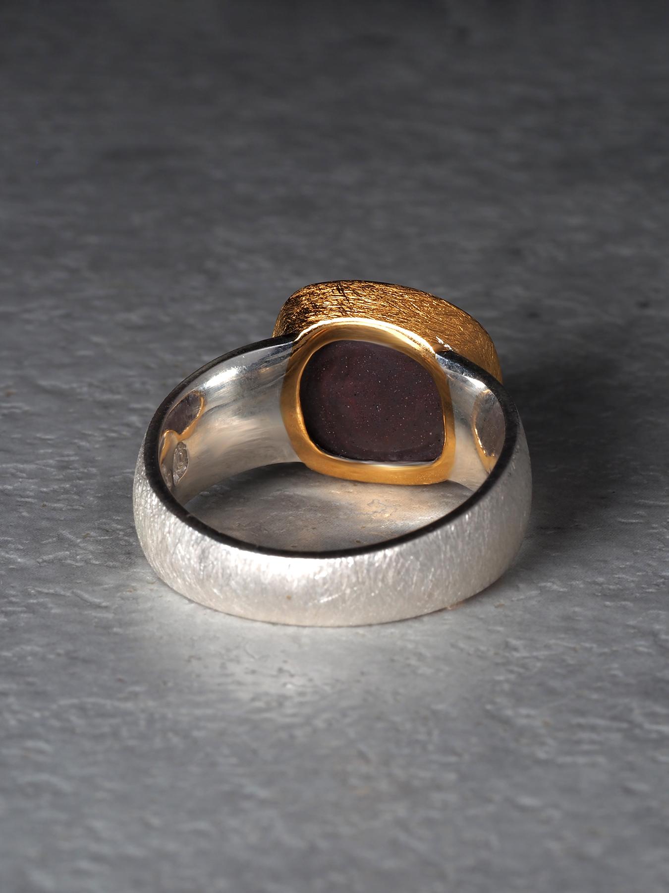 da uomo o donna Anello Aurora Boulder Opal in oro e argento 18K opalescenze rosse blu verdi gialle in vendita