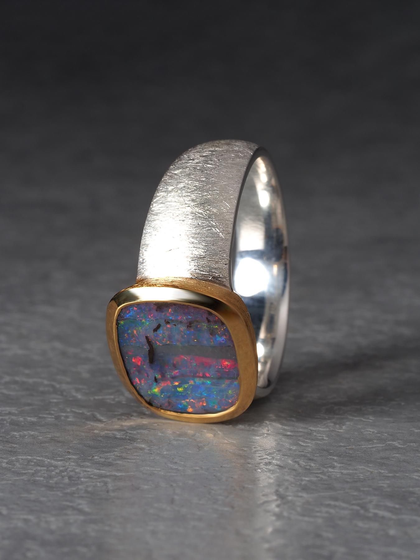 Anello Aurora Boulder Opal in oro e argento 18K opalescenze rosse blu verdi gialle in vendita 1
