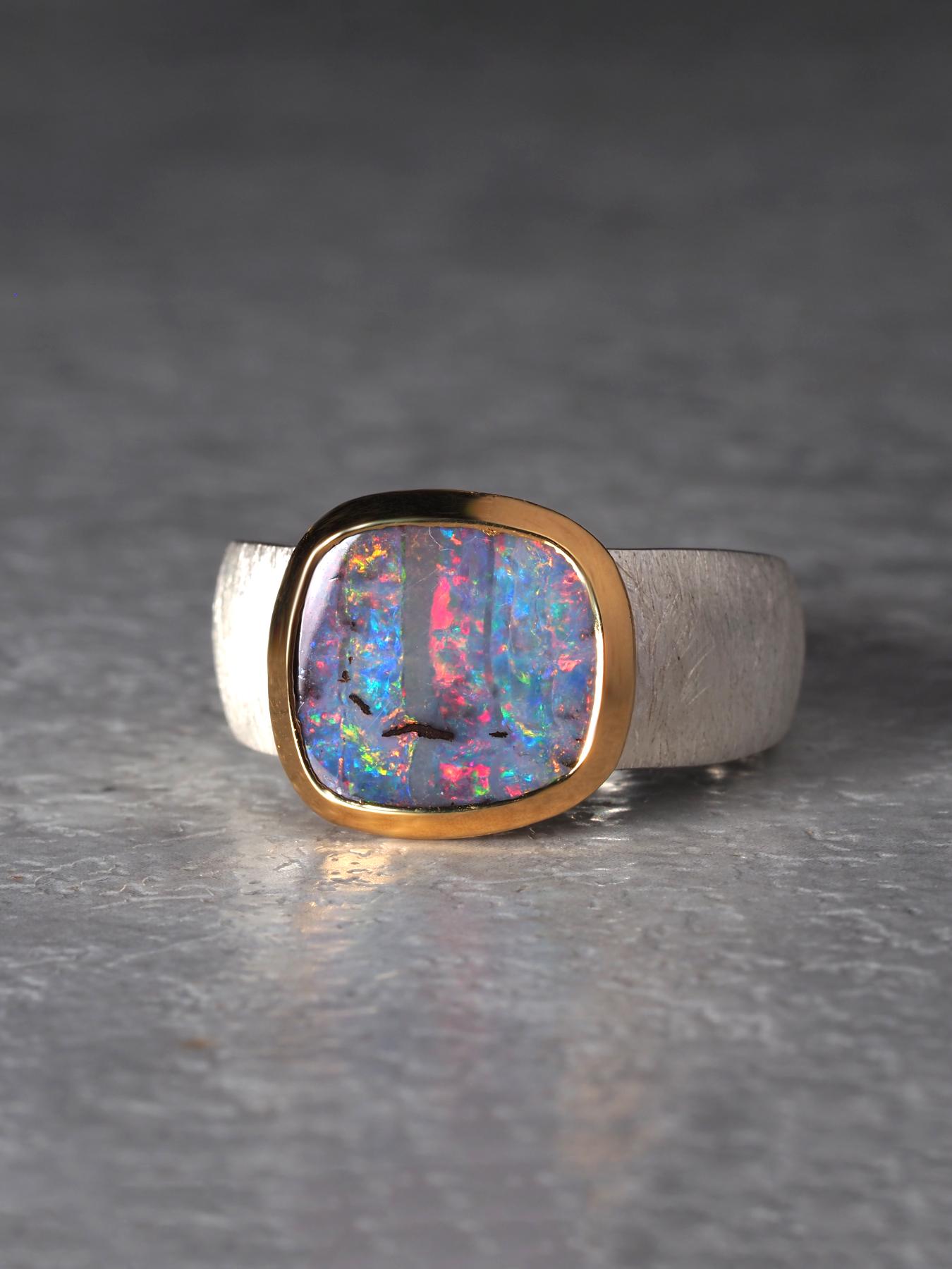 Anello Aurora Boulder Opal in oro e argento 18K opalescenze rosse blu verdi gialle in vendita 2