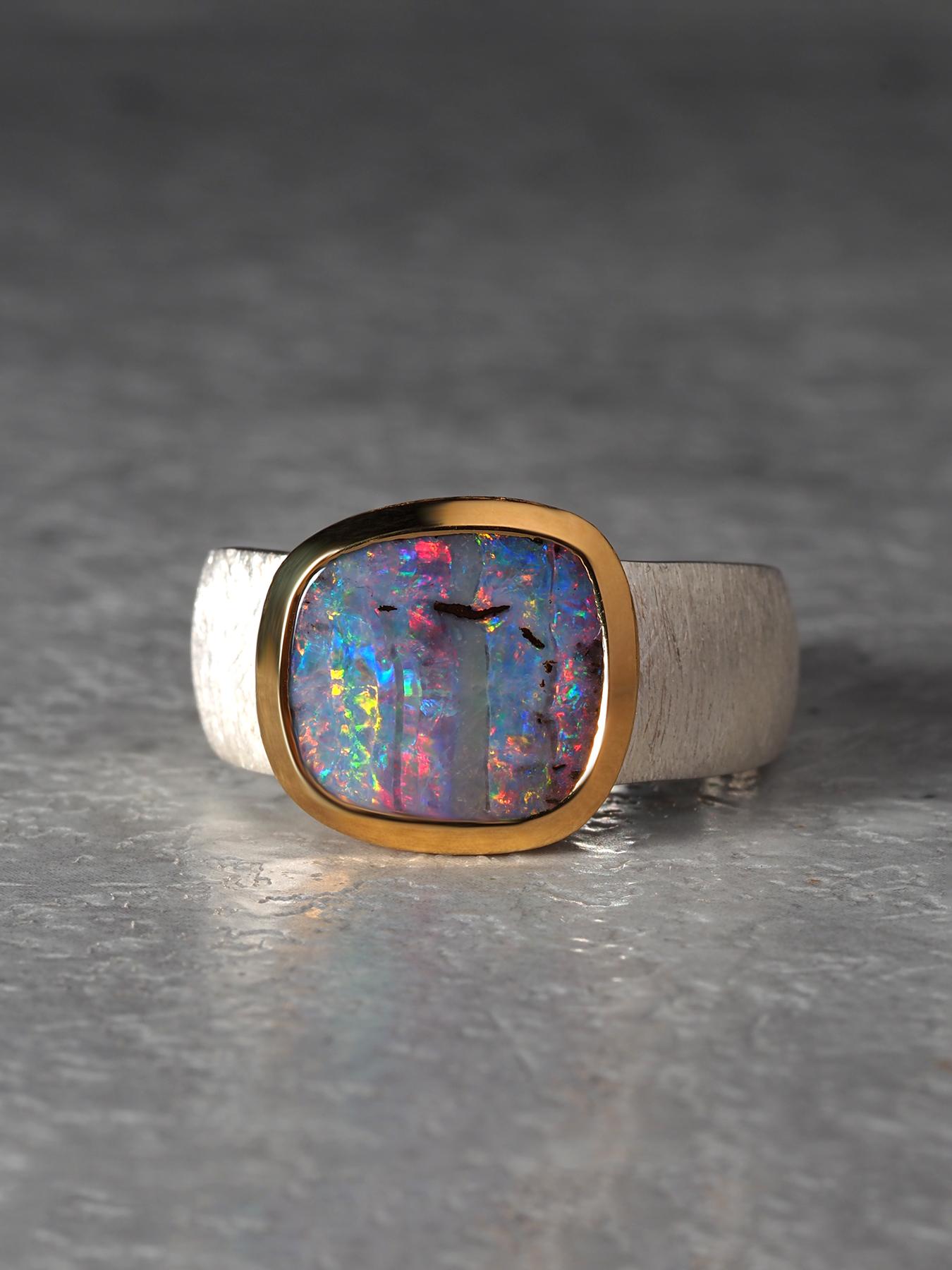 Anello Aurora Boulder Opal in oro e argento 18K opalescenze rosse blu verdi gialle in vendita 3