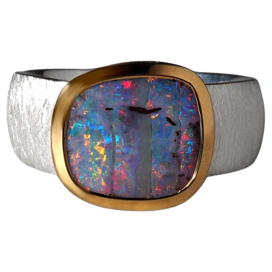 Anello Aurora Boulder Opal in oro e argento 18K opalescenze rosse blu verdi gialle in vendita