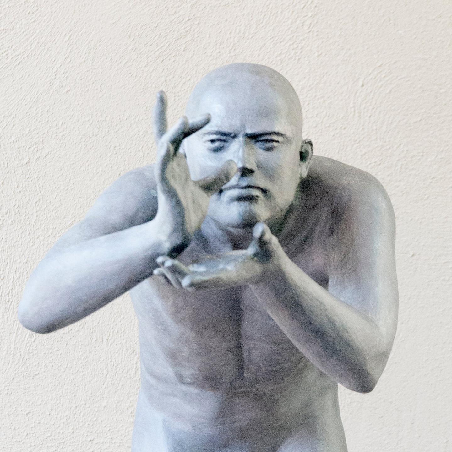 Fotografo II, sculpture figurative en bronze et acier inoxydable - Sculpture de Aurora Canero
