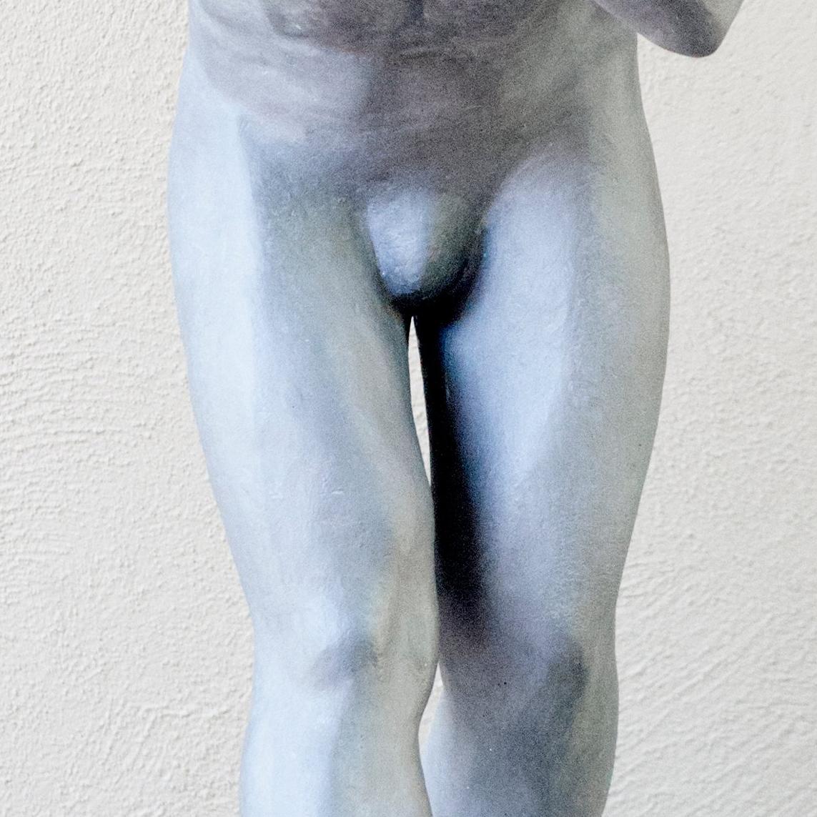 Fotografo II, sculpture figurative en bronze et acier inoxydable - Or Figurative Sculpture par Aurora Canero
