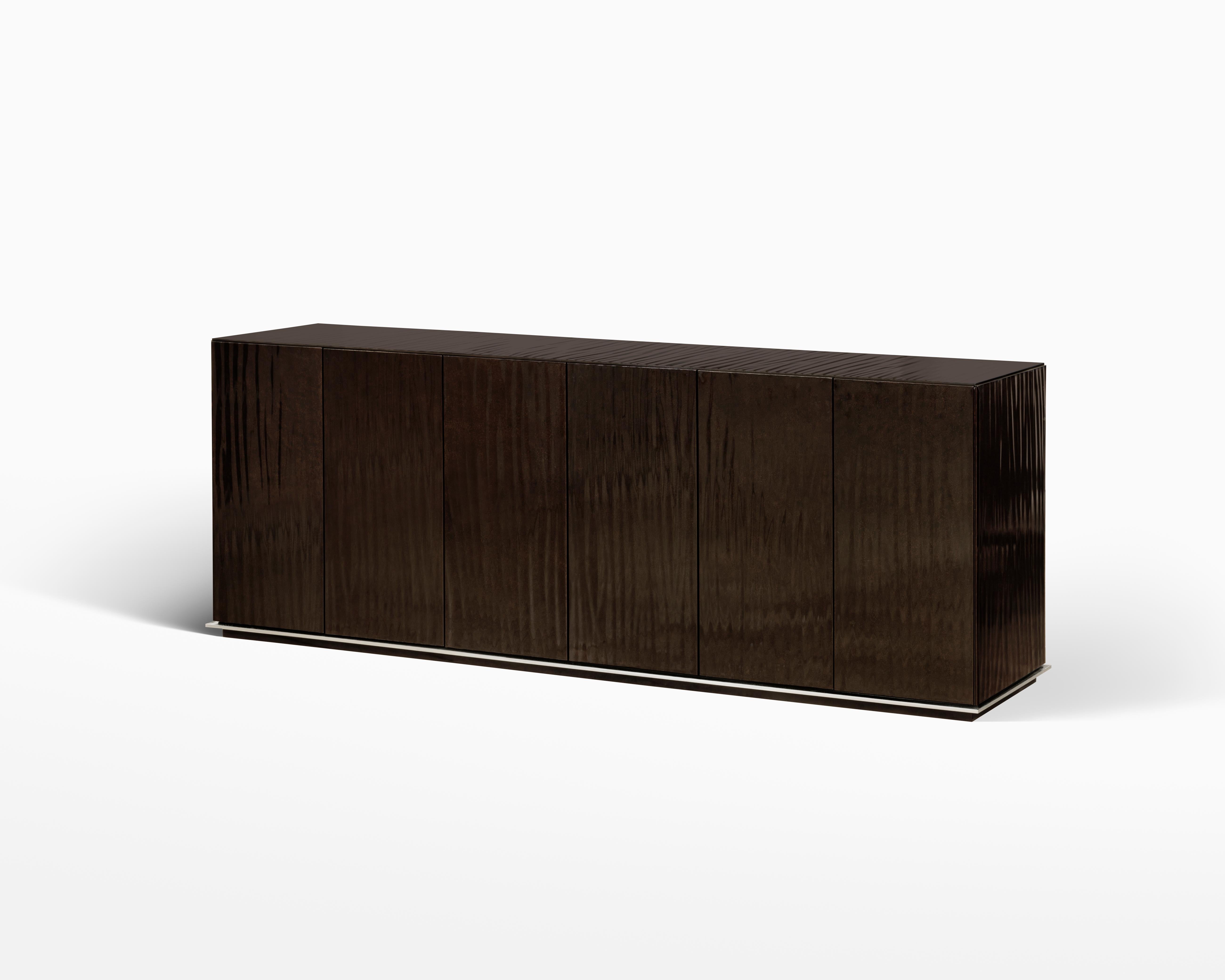 Aurora Credenza in Gouged Wood and Lacquer  In New Condition For Sale In Chicago, IL