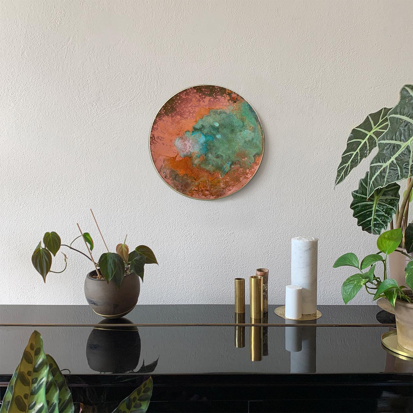 An intriguing shaded effect where orange, turquoise, pink, and blue clouds interact marks this singular decorative disk part of the Aurora Collection. Fashioned of brass, it achieves its characteristic corroded look thanks to acids and the unique