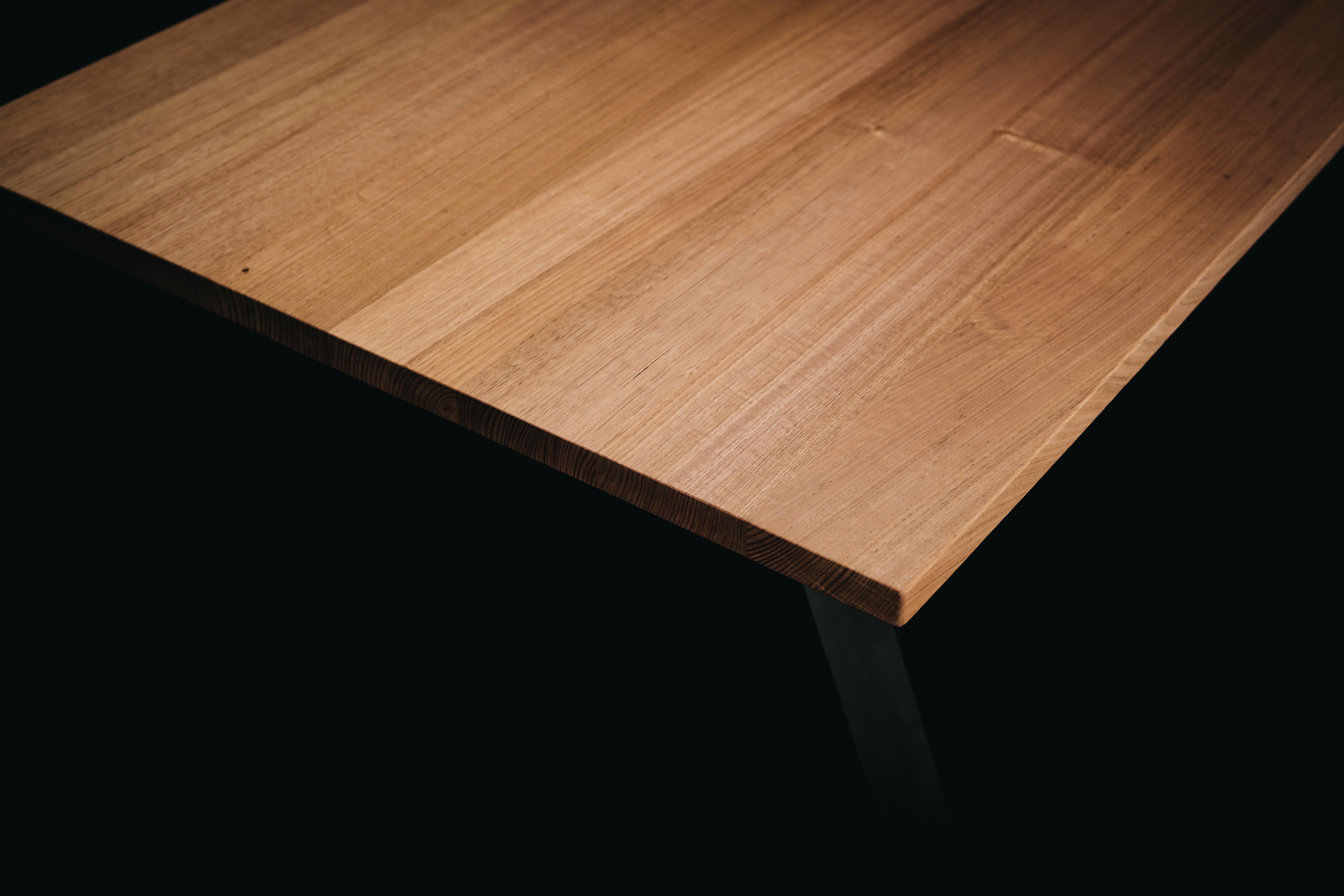 Moderno Tavolo da pranzo Aurora, realizzato a mano in legno di frassino vittoriano in vendita