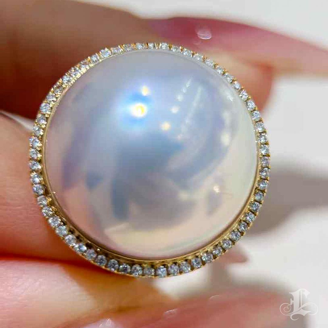 【Crown Radiance】Aurora Dome Mabe Pearl & Diamond Ring Neuf à New York, NY