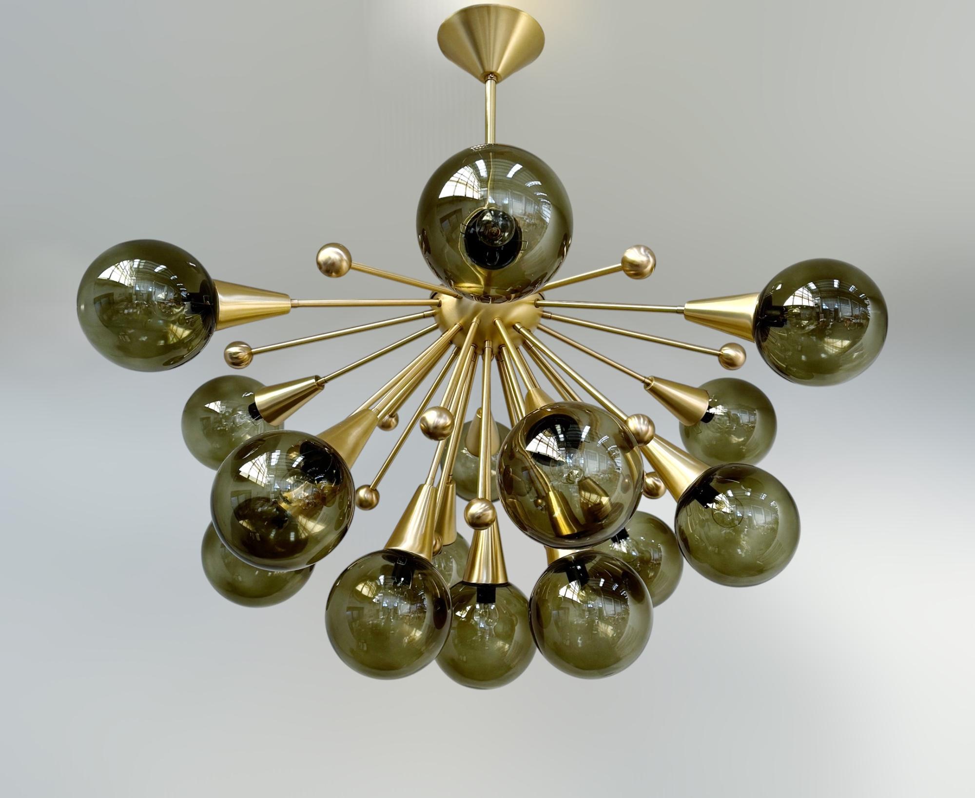 Monture encastrée Sputnik italienne avec globes en verre de Murano vert fumé montés sur cadre en laiton massif en finition laiton satiné / Fabriqué en Italie
15 lampes / type E12 ou E14 / max 40W chacune
Diamètre : 43.5 pouces / Hauteur : 36 pouces