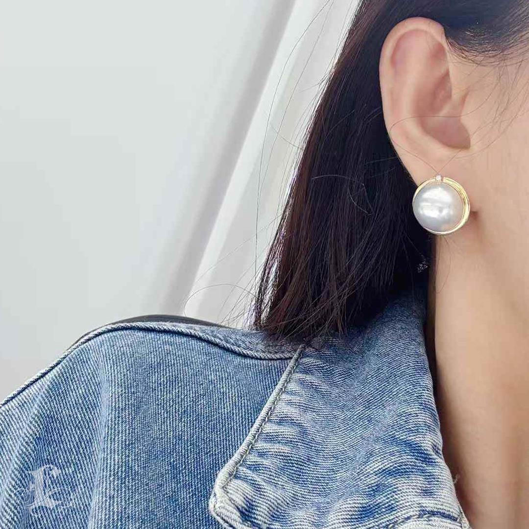Non taillé 【Crown Radianc】Aurora 16.5mm Japanese Mabe Pearl & Diamond Minimalist Earrings en vente