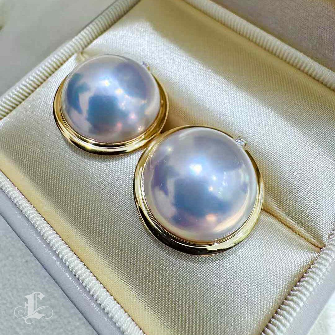 【Crown Radianc】Aurora 16.5mm Japanese Mabe Pearl & Diamond Minimalist Earrings en vente 1