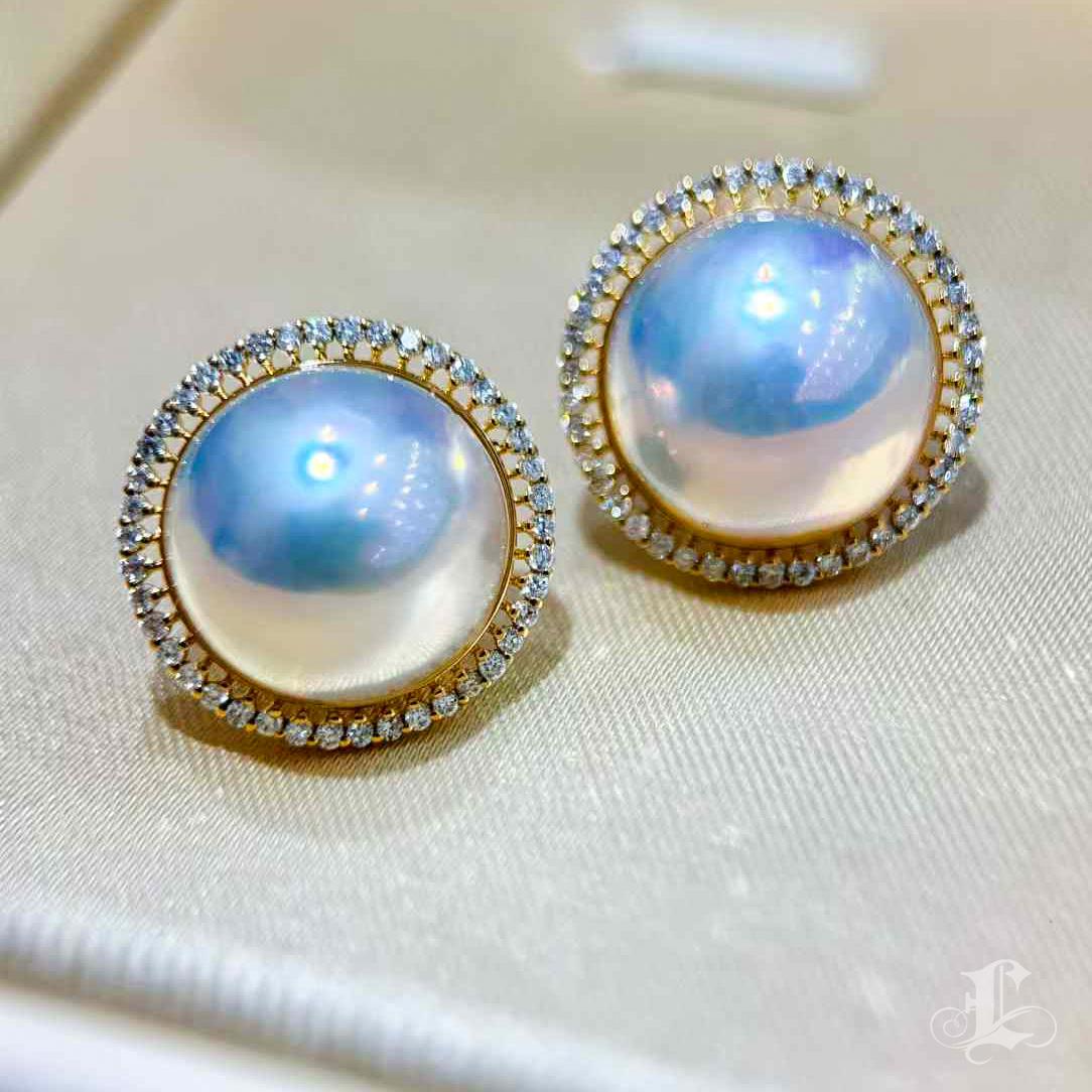 【Corona Radianc】Aurora Glow Pendientes japoneses de perla mabe y halo de diamantes en Nuevo estado para la venta en New York, NY