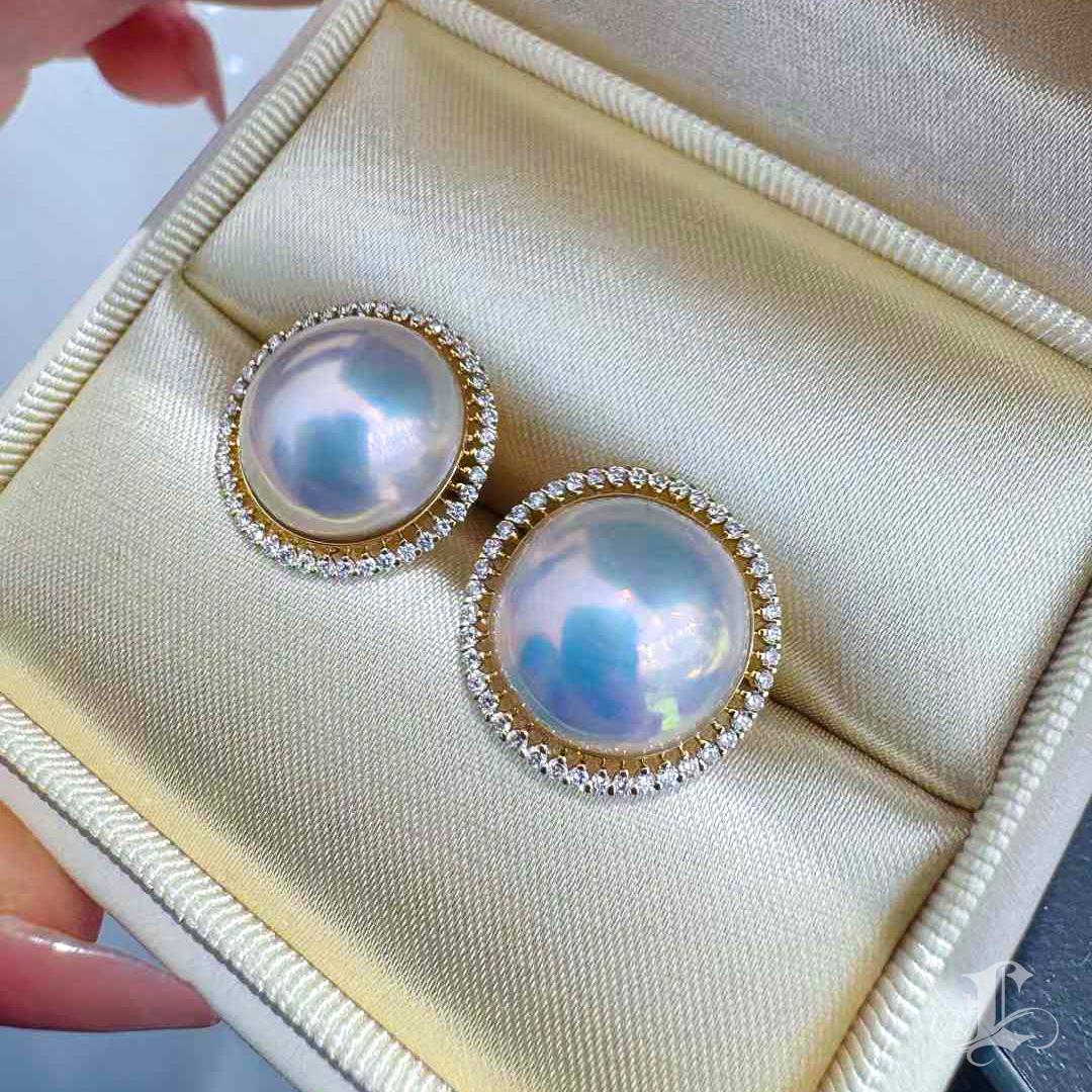【Corona Radianc】Aurora Glow Pendientes japoneses de perla mabe y halo de diamantes en venta 1