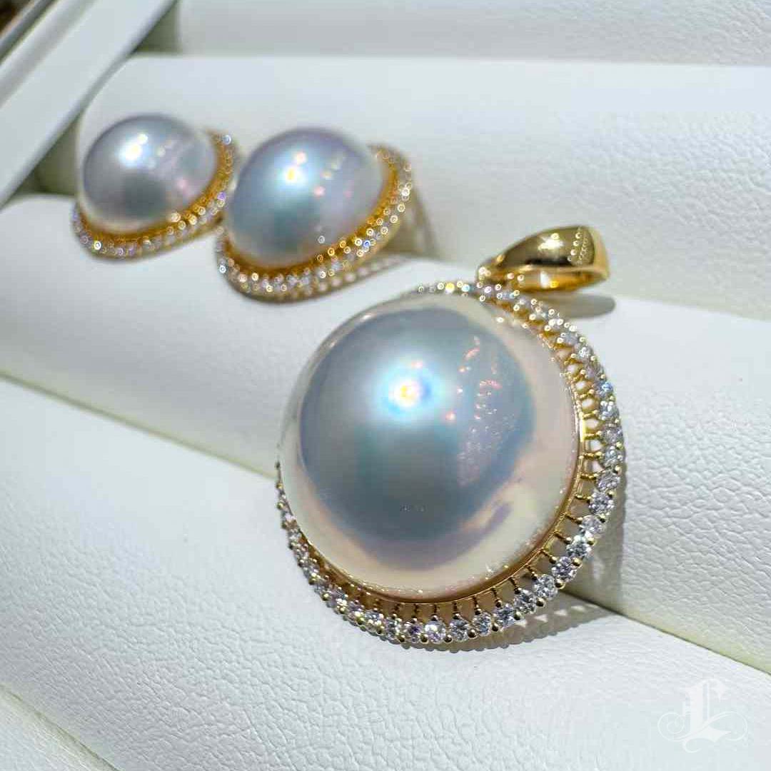 【Corona Radianc】Aurora Glow Pendientes japoneses de perla mabe y halo de diamantes en venta 2