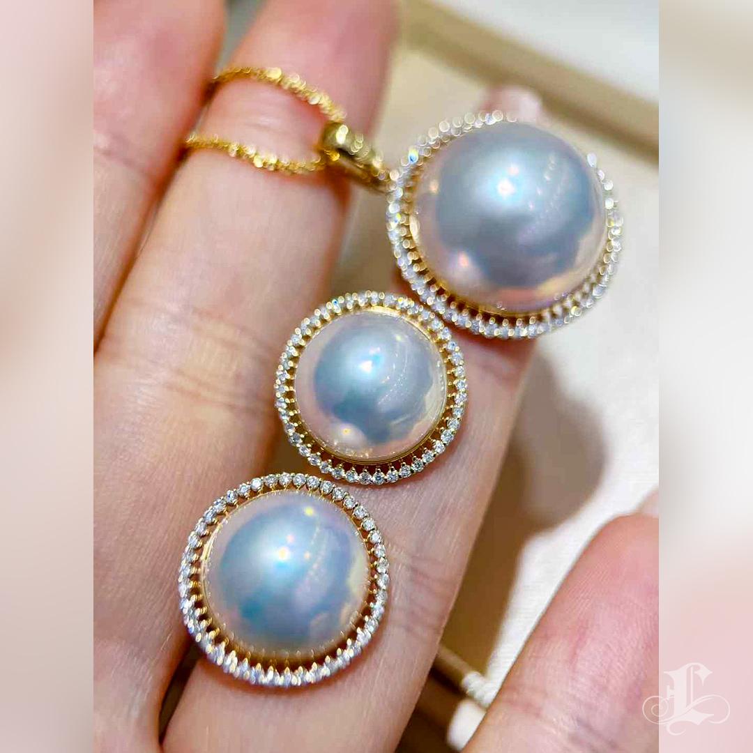 【Corona Radianc】Aurora Glow Pendientes japoneses de perla mabe y halo de diamantes en venta 3