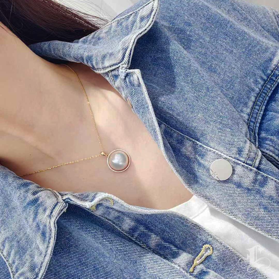 Non taillé 【Crown Radiance】Aurora Glow Pendentif halo en perles japonaises Mabe et diamants en vente
