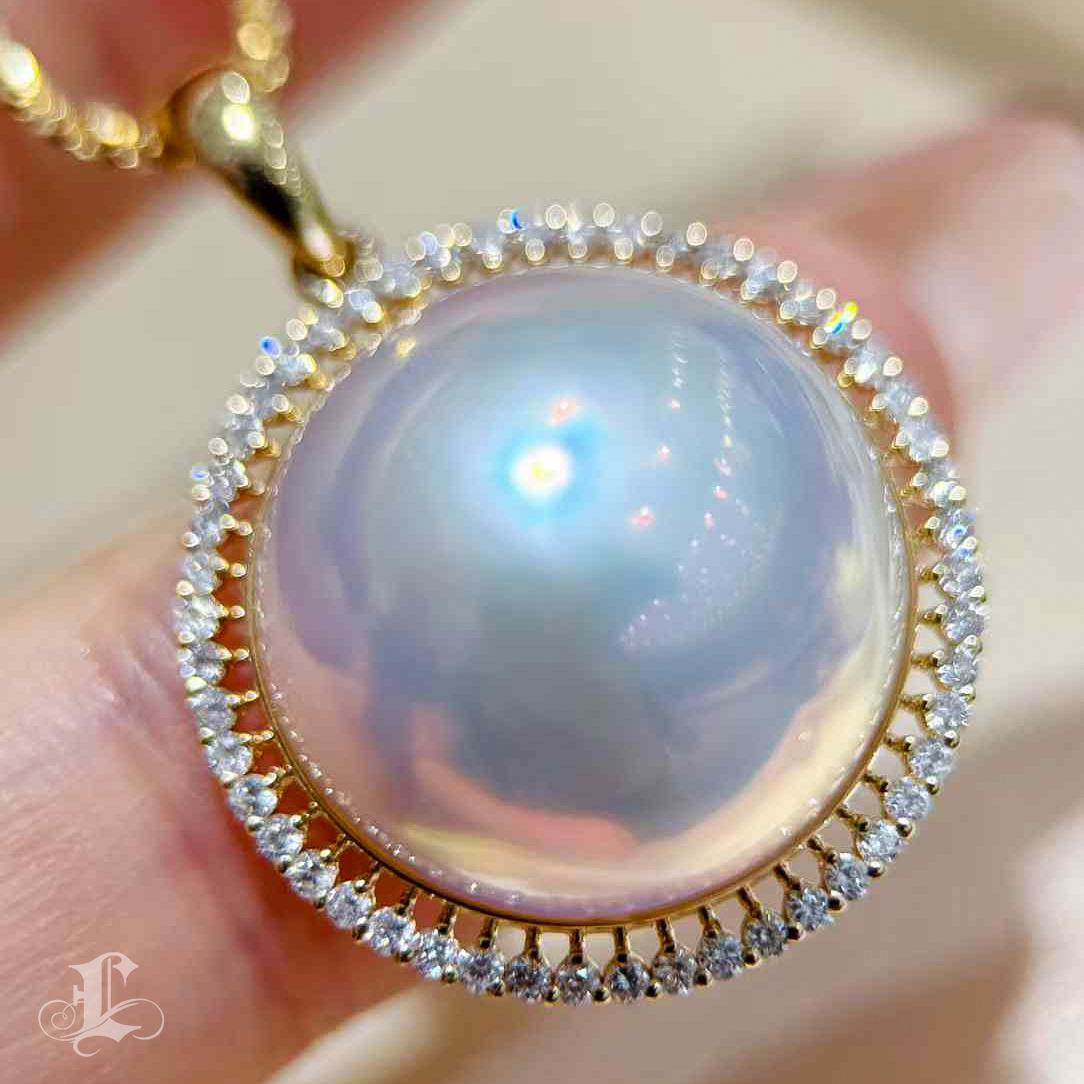 【Crown Radiance】Aurora Glow Pendentif halo en perles japonaises Mabe et diamants Neuf - En vente à New York, NY