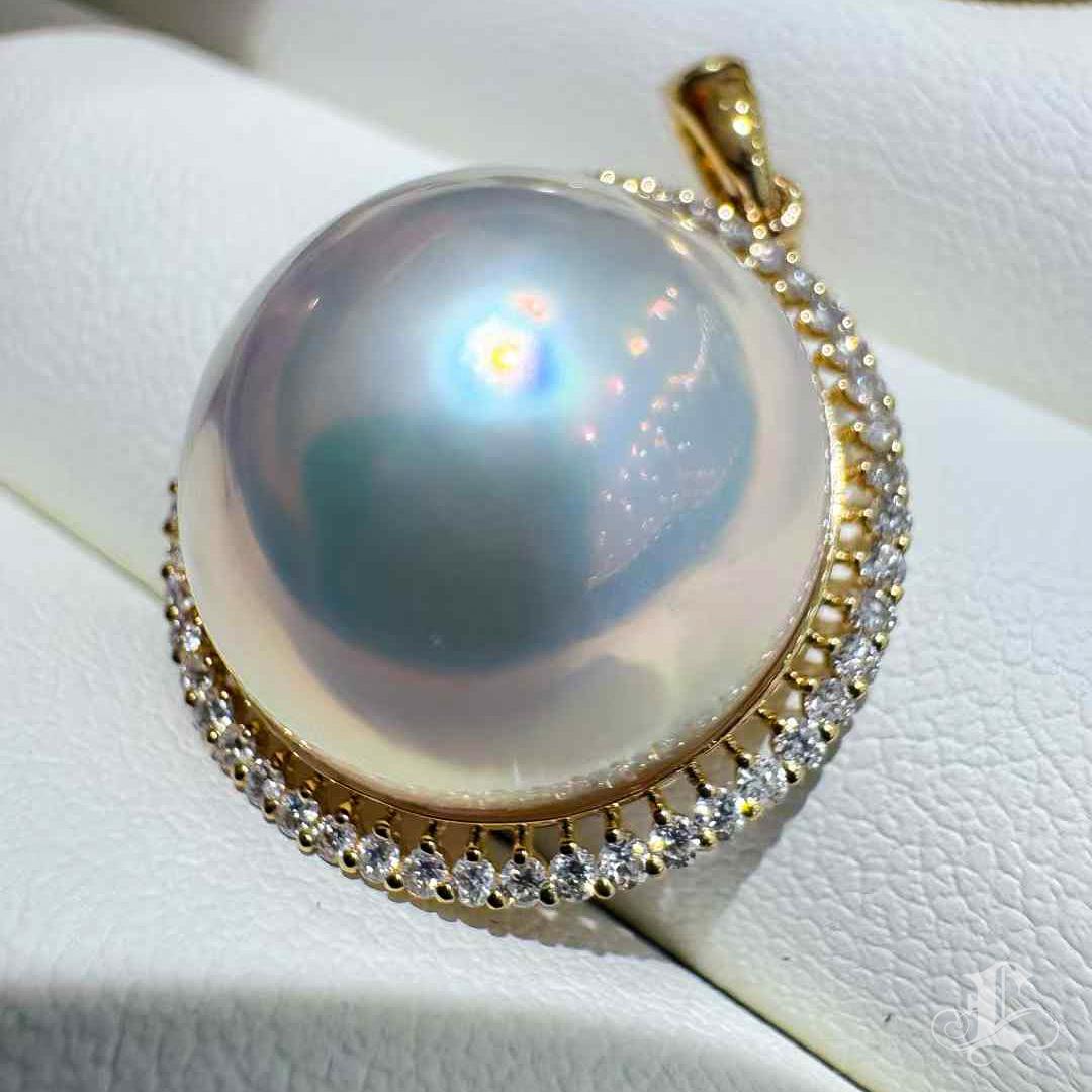 【Crown Radiance】Aurora Glow Pendentif halo en perles japonaises Mabe et diamants Pour femmes en vente