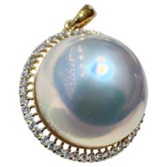 【Crown Radiance】Aurora Glow Japanese Mabe Pearl & Diamond Halo Pendant