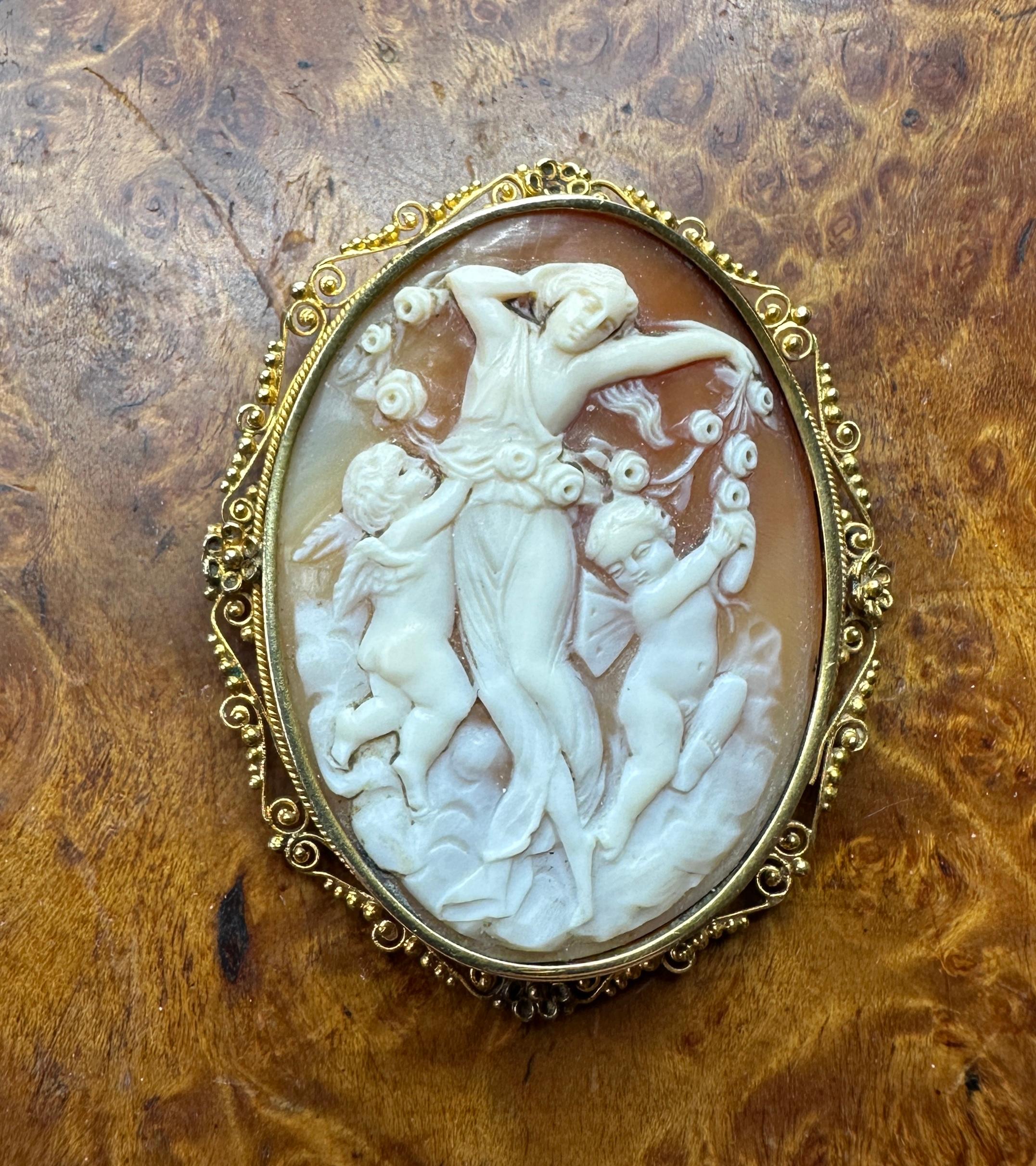 Aurora Göttin Cherub Engel Putti Kamee Anhänger Brosche Halskette 18 Karat Gold im Zustand „Hervorragend“ im Angebot in New York, NY