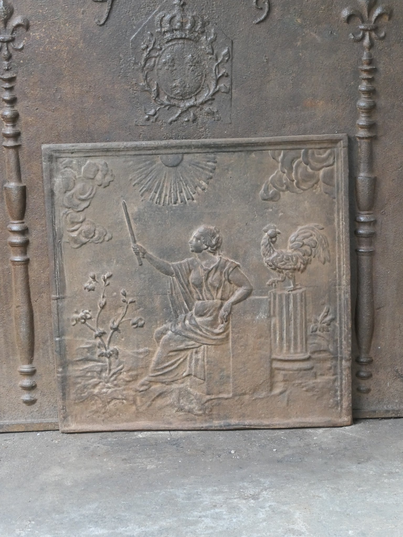 20th century French fireback with the goddess Aurora. She renews herself every morning and announces the arrival of the sun.

The fireback is made of cast iron and has a natural brown patina. Upon request it can be made black / pewter The condition