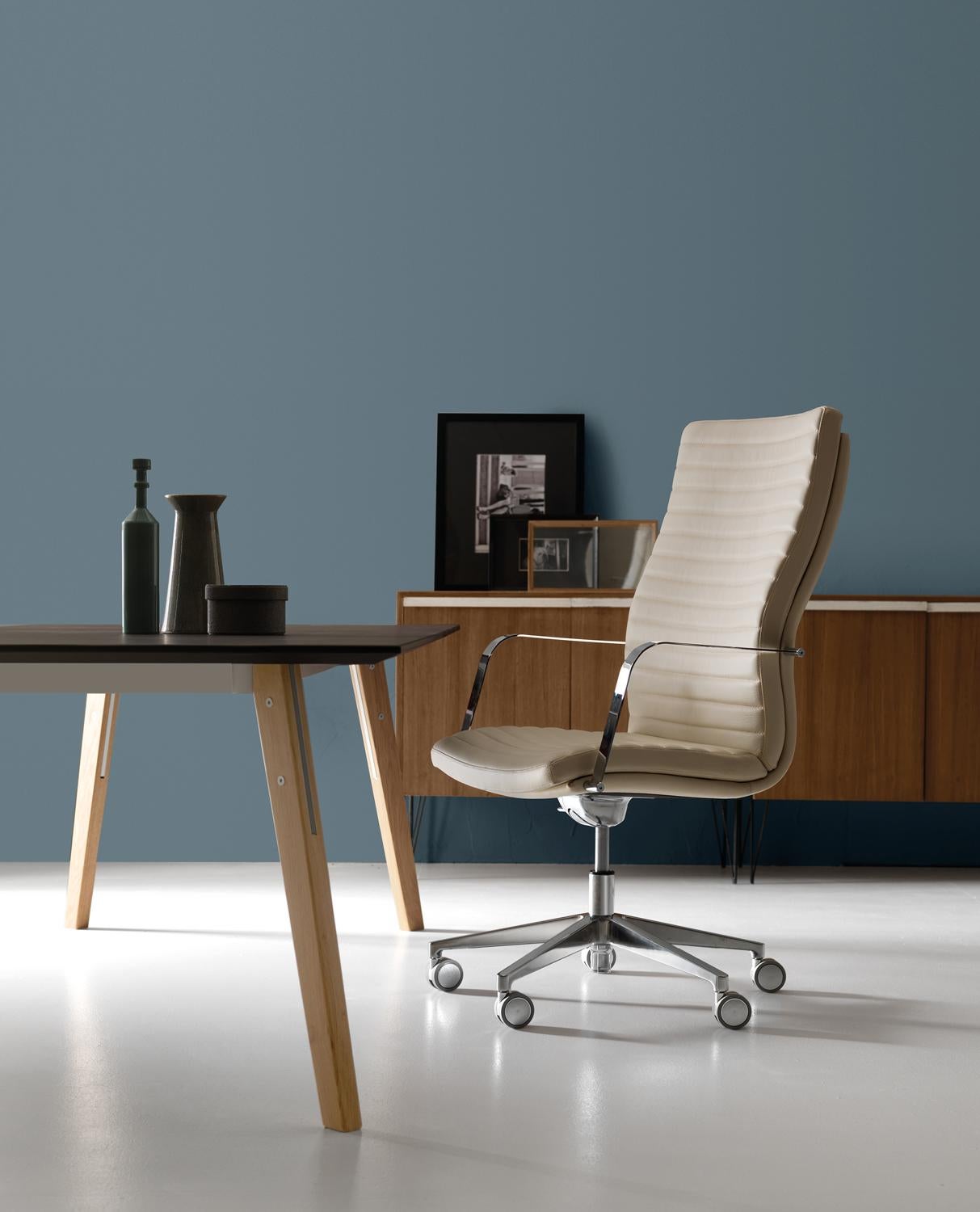Aurora High Backrest Executive Upholstered Armchair by Quinti Sedute
Dimensions: D 68 x W 68 x H 120 cm.
Materials: Aluminum and upholstery.

Available in different finishes, sizes, and material options. Dimensions and prices may vary. Please