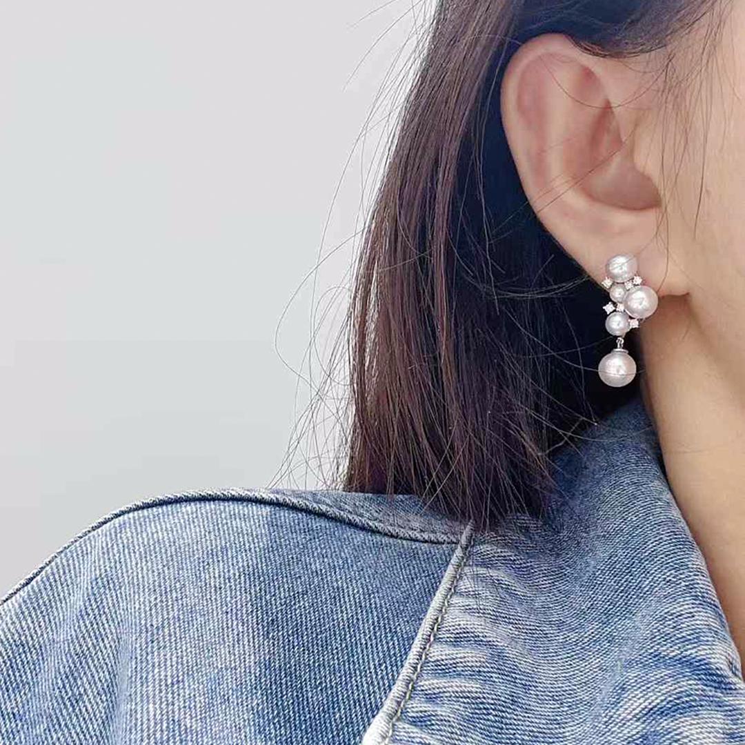 【Sculpted Geometry】Aurora Luster Akoya Pearl and Diamond Bouquet Earrings In New Condition For Sale In New York, NY