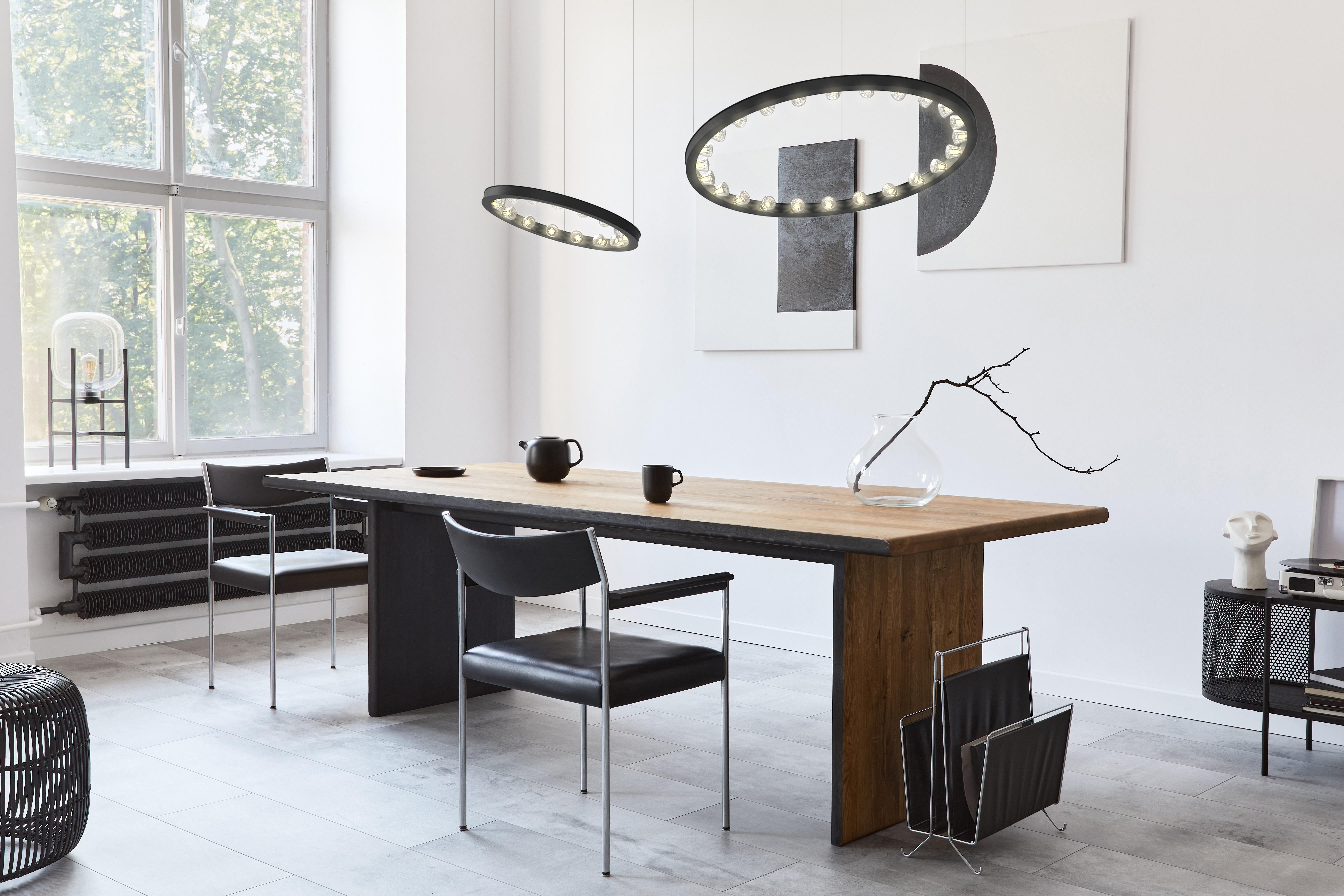 Lampada a sospensione Aurora Mini 50 Circular Anodized Black di JSPR
Progettato da Jasper van Grootel.
Dimensioni: Ø 50 x H. 4 cm.
Materiali: Alluminio anodizzato.

Realizzato a mano nei Paesi Bassi. Disponibile in sette diversi colori anodizzati di