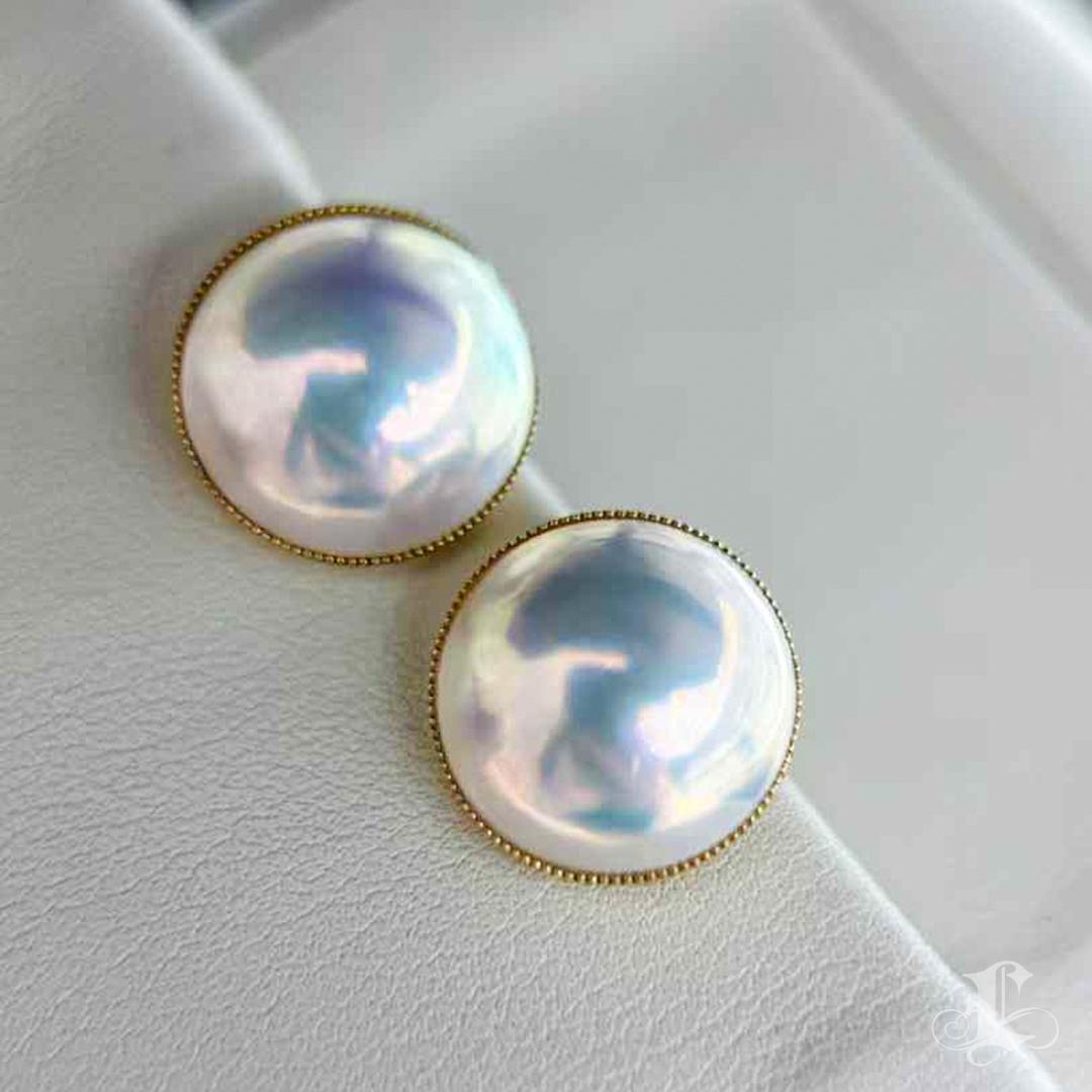 【Sculpted Geometry】Aurora Mist Japanese Mabe Pearl Beaded Stud Earrings In New Condition For Sale In New York, NY