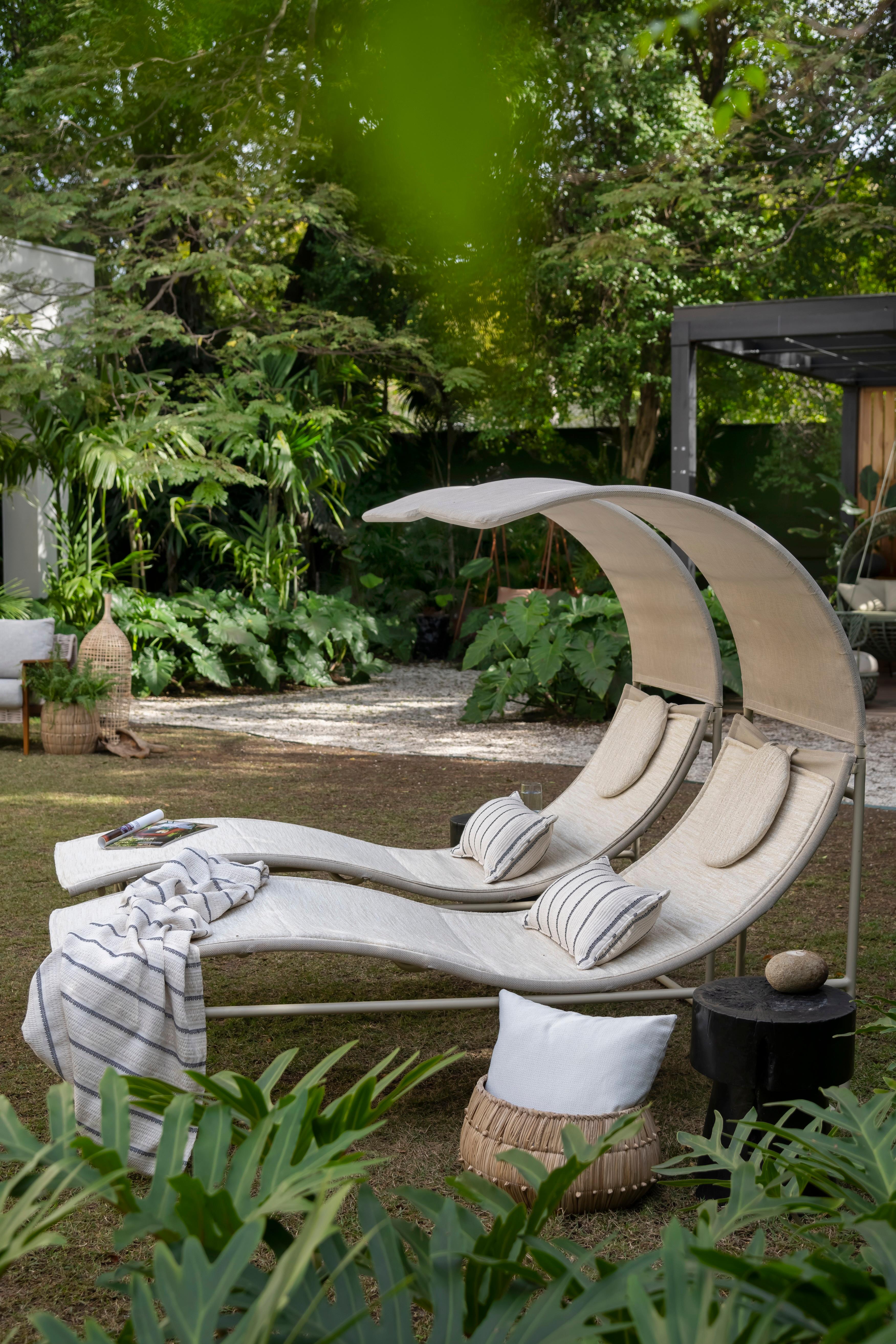 Il lettino Aurora Outdoor è stato progettato per portare leggerezza, comfort ed eleganza negli spazi esterni.
La sua struttura è realizzata in alluminio ad alta resistenza con verniciatura a polvere elettrostatica, per garantire la durata anche