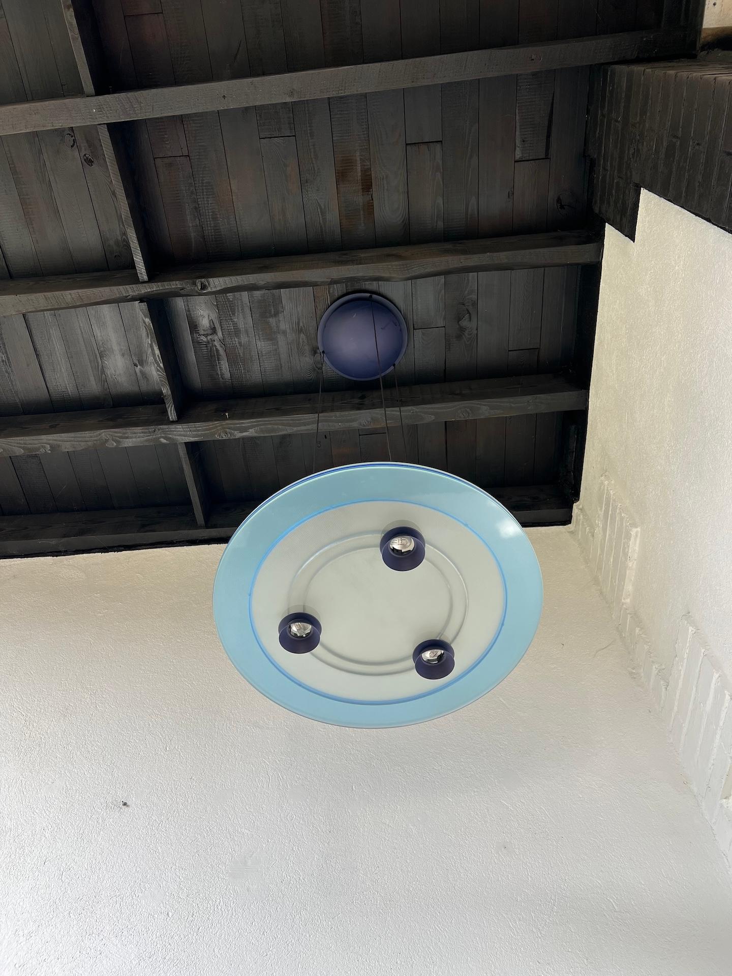 Immergiti nell'affascinante mondo del design italiano degli anni '80 con la lampada a sospensione Aurora del prestigioso marchio Arteluce.

Questo pezzo iconico incarna il perfetto connubio tra funzionalità ed estetica, trasformando qualsiasi spazio