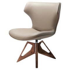 Aurora, poltrona di design contemporaneo in pelle con base in noce massello