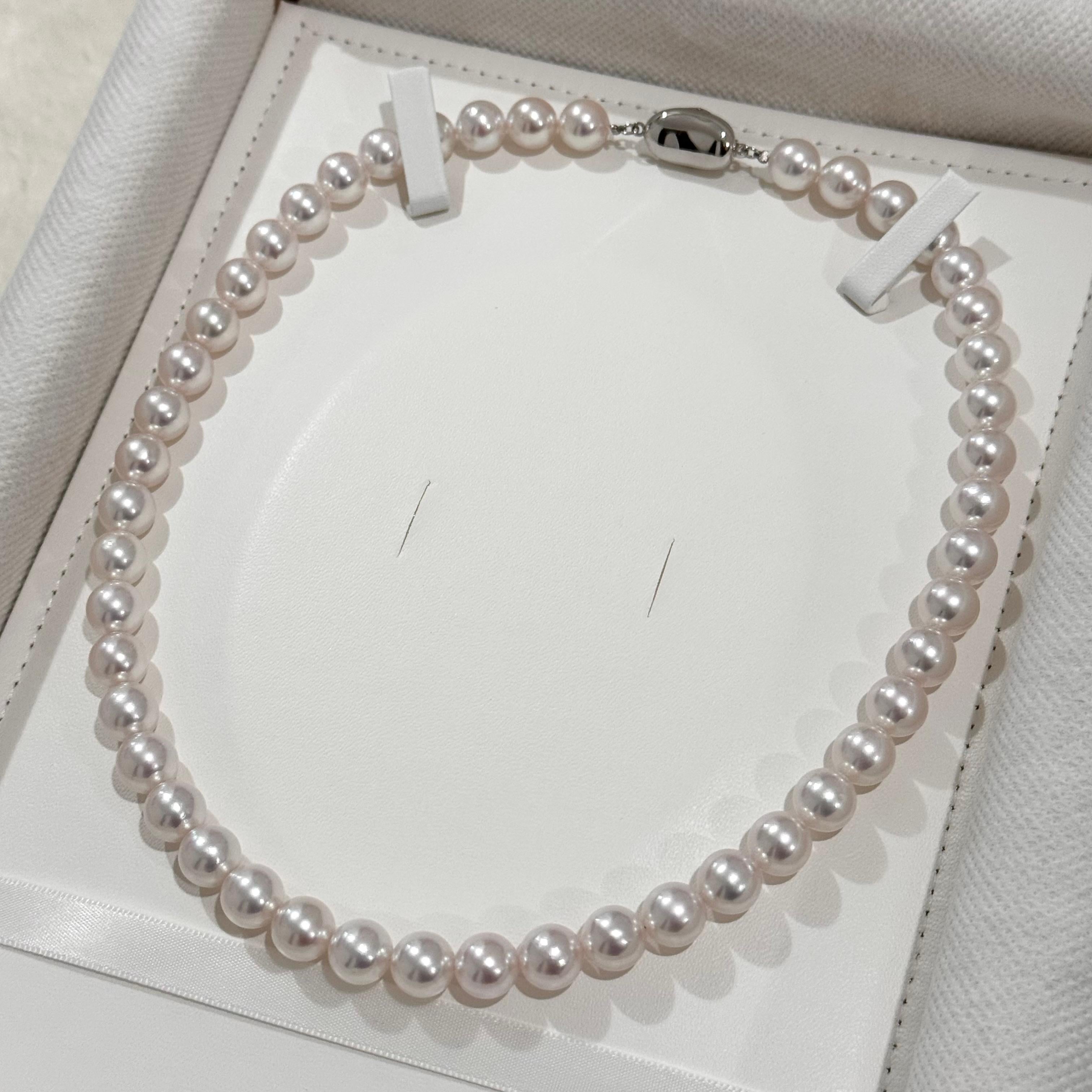 Artikel: Aurora Rose Premium 8,5 - 9,0 mm Akoya Perlenstrang Halskette
Stein: Akoya-Perle 
Perlenqualität: Aurora Rose Premium 
Metall: Silber
Länge: 16,9 Zoll (43 cm) (einschließlich Verschluss)
Perlengröße: 8,5 - 9,0 MM
Gewicht: 47 Gramm
Zustand: