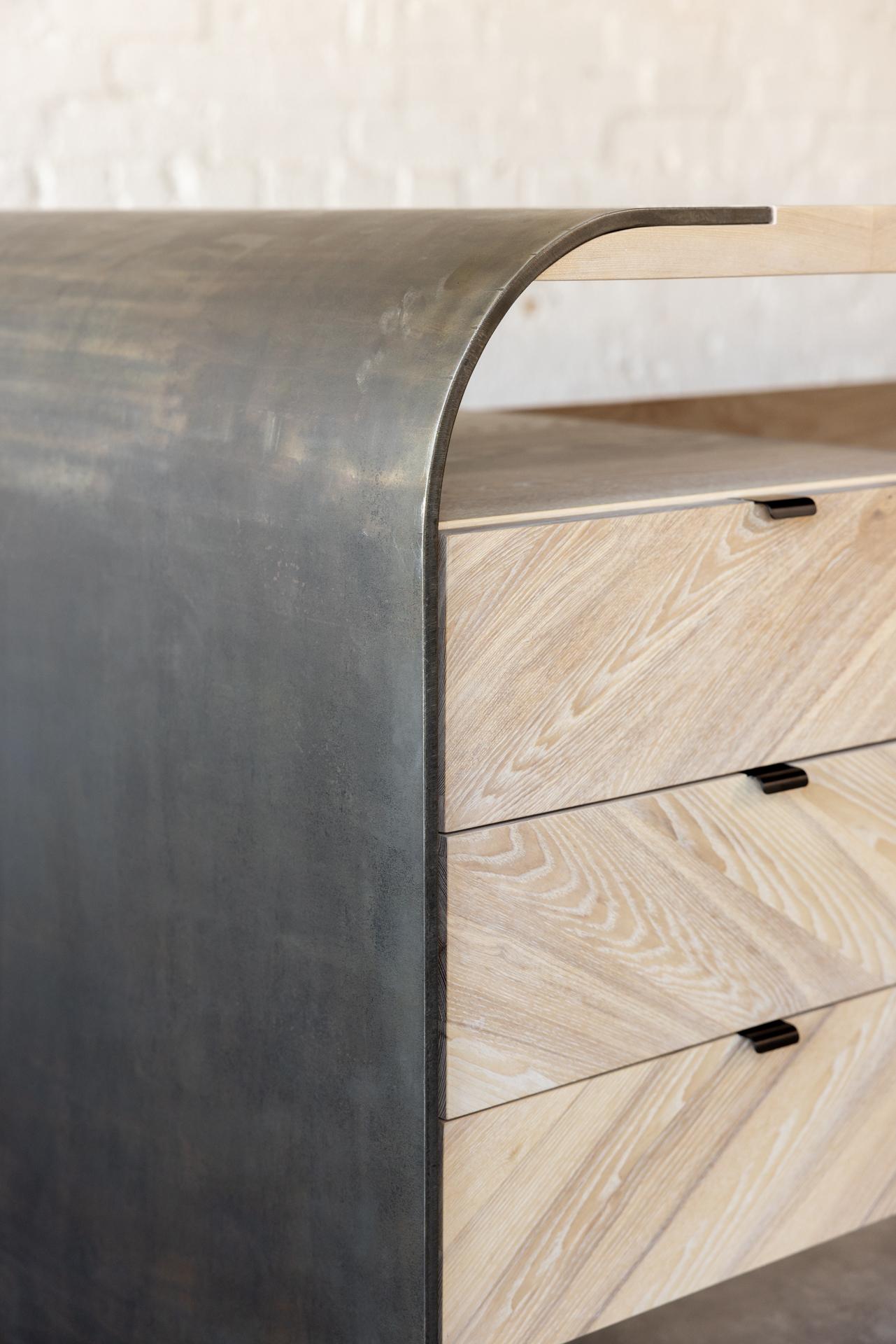 Fait main Bureau sculptural Aurora en acier et bois de frêne par Autonomous Furniture en vente