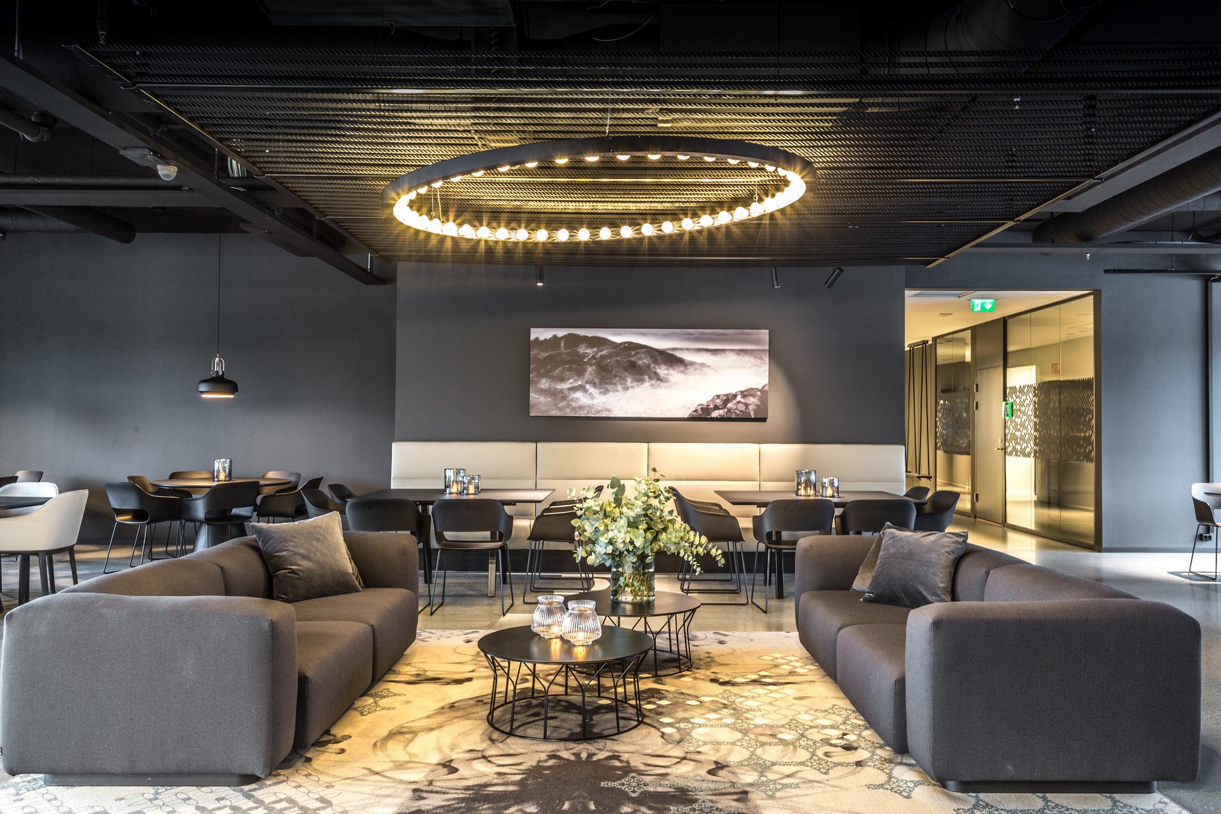 Aurora Small Circular Anodized Black Pendant Lamp by JSPR
Designed by Jasper van Grootel.
Dimensions: Ø 100 x H 6 cm.
Materials: Anodized aluminum.

Handmade in The Netherlands. Available in seven different luxurious anodized colors. Available in