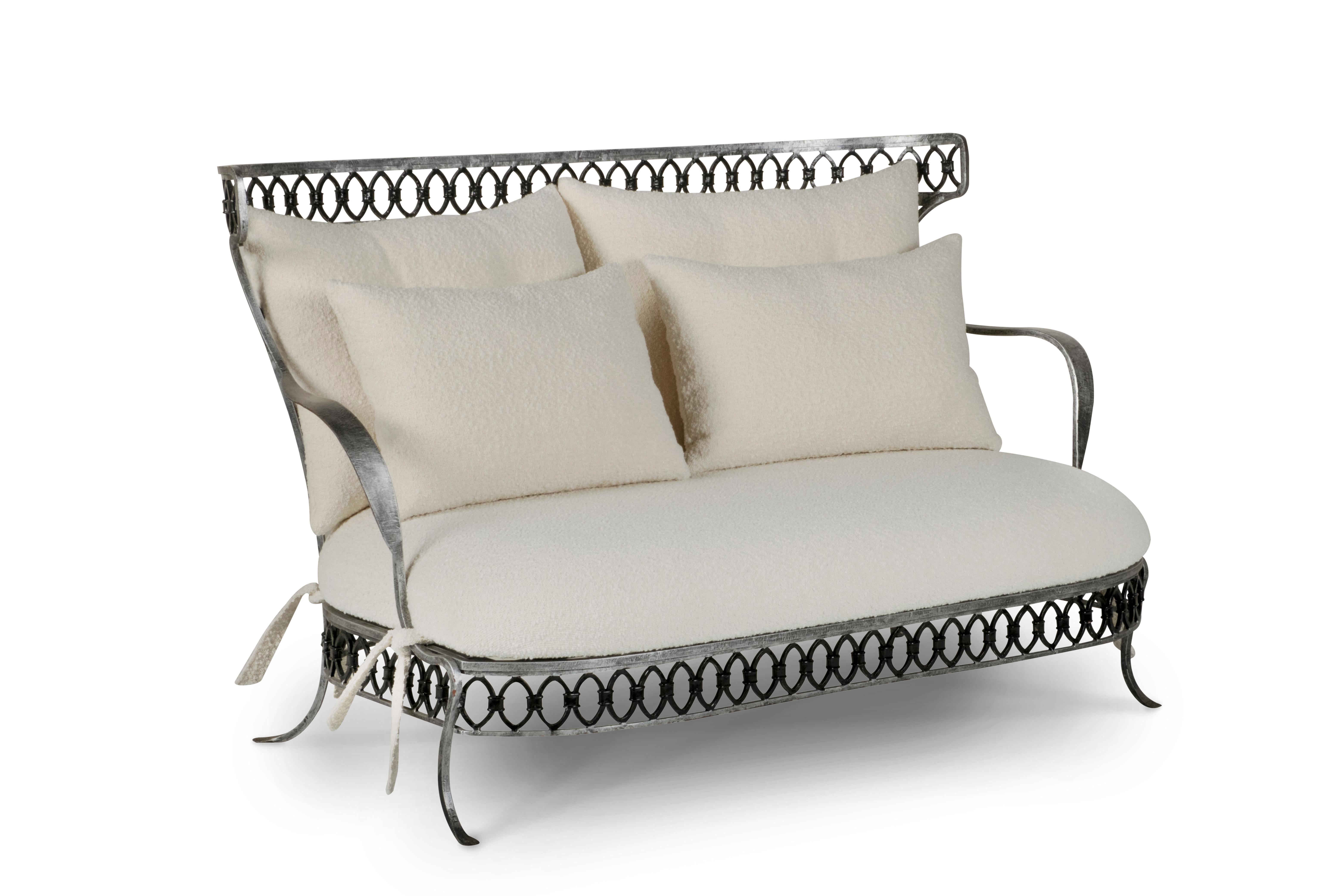Aurora Sofa, Lusitanus Home Collection, handgefertigt in Europa.

Dieses 2-Sitzer-Sofa ist ein italienisches Möbelstück in limitierter Auflage von nur einem Exemplar und stammt aus asiatischer Handwerkskunst mit Geschichte. Der weiße Bouclé-Stoff