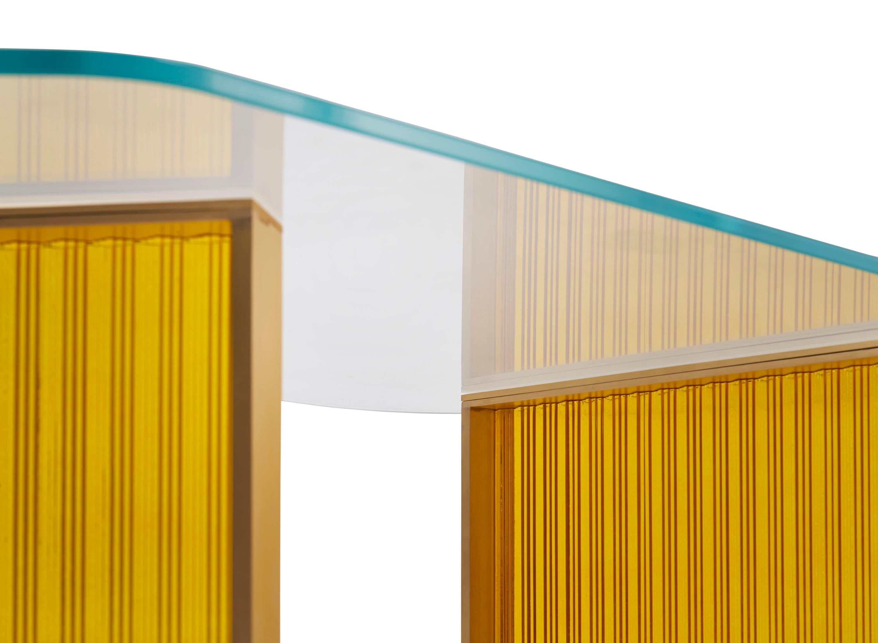 Moulage Table basse en métal et verre ambré coulé. 