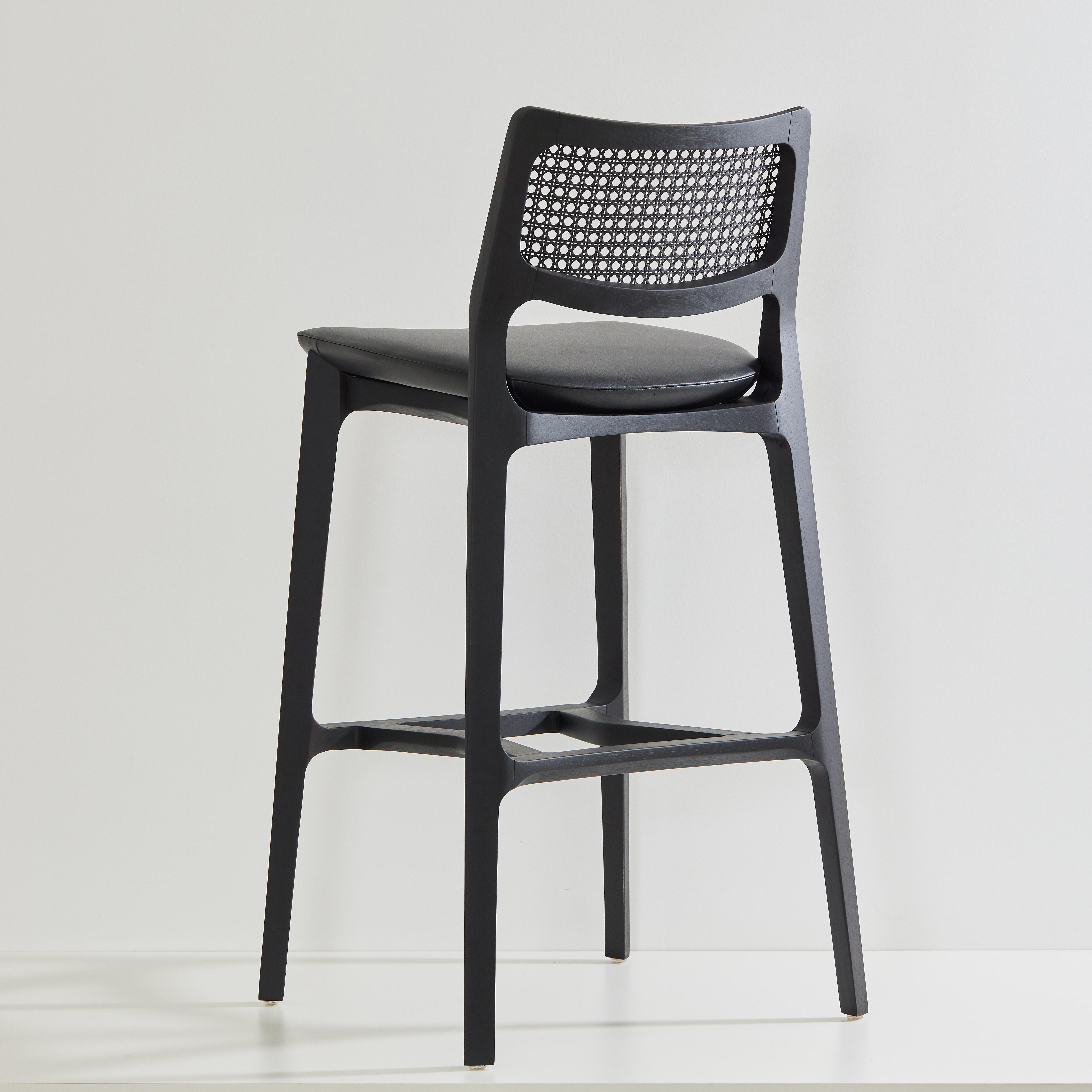 Tabouret Aurora, bois massif noir, dossier en cannage noir, assise en textile blanc cassé en vente 4