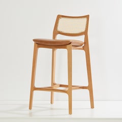Tabouret Aurora, bois massif miel clair, dossier en cannage naturel, assise en cuir camel