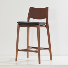 Sgabello Aurora, finitura in legno massello di noce, schienale massiccio in pelle naturale nera