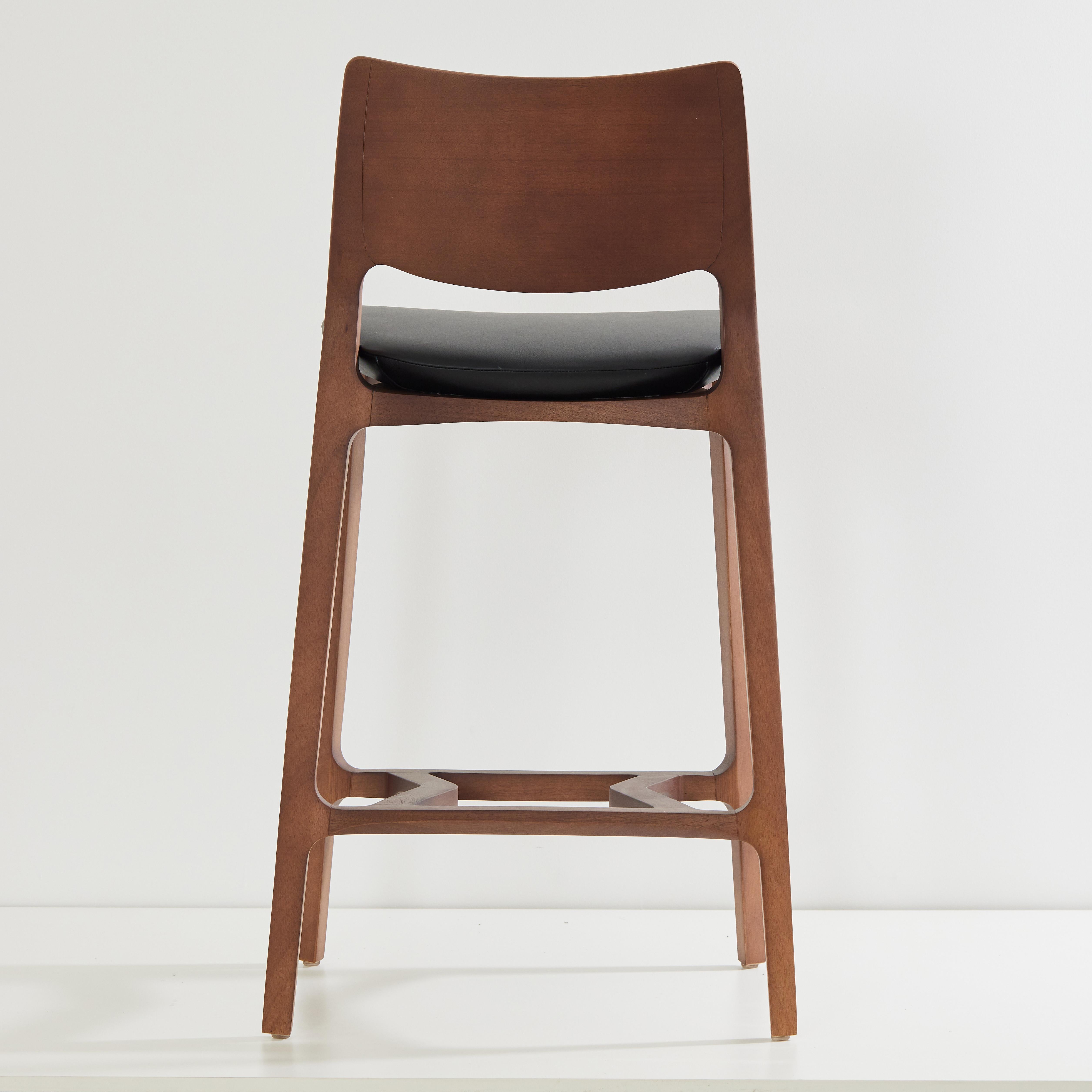 Postmoderne Tabouret Aurora, finition bois massif de noyer, dossier solide, sièges en cuir naturel noir en vente