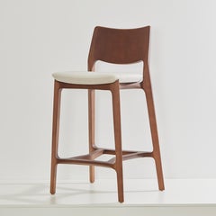 Sgabello Aurora, finitura in legno massello di noce, schienale massiccio, sedute in tessuto bianco sporco