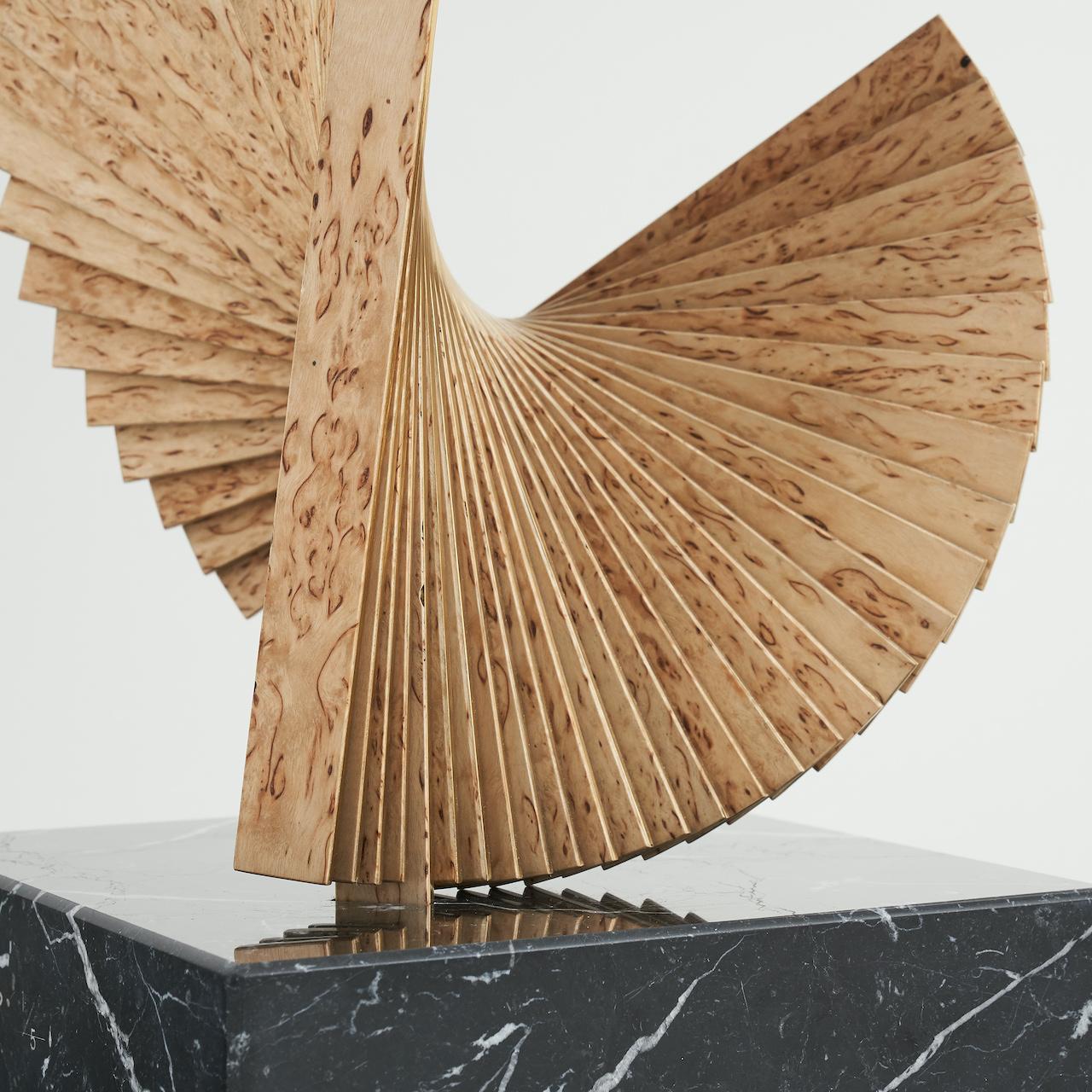Sculpture de table constituée de fentes en noyer et laiton assortis. Neuf - En vente à London, GB