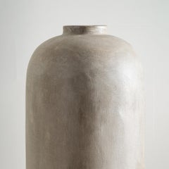 Vaso alto Aurora, forma organica realizzata a mano con una sottile texture grigia