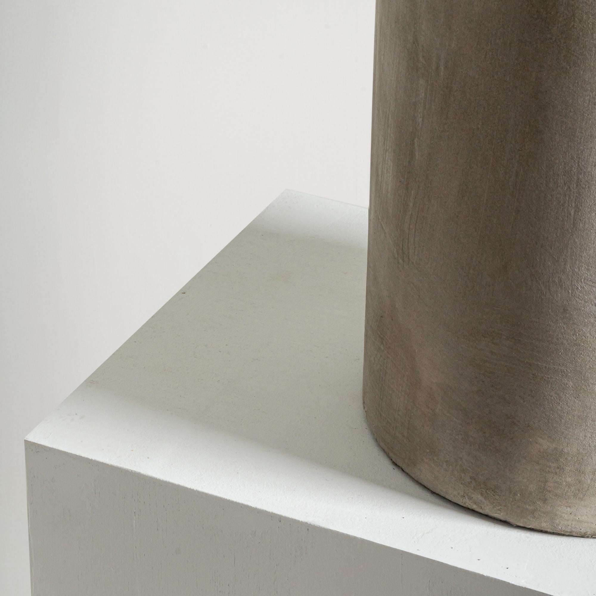 Indonesiano Vaso alto Aurora, forma organica realizzata a mano con una sottile texture grigia in vendita