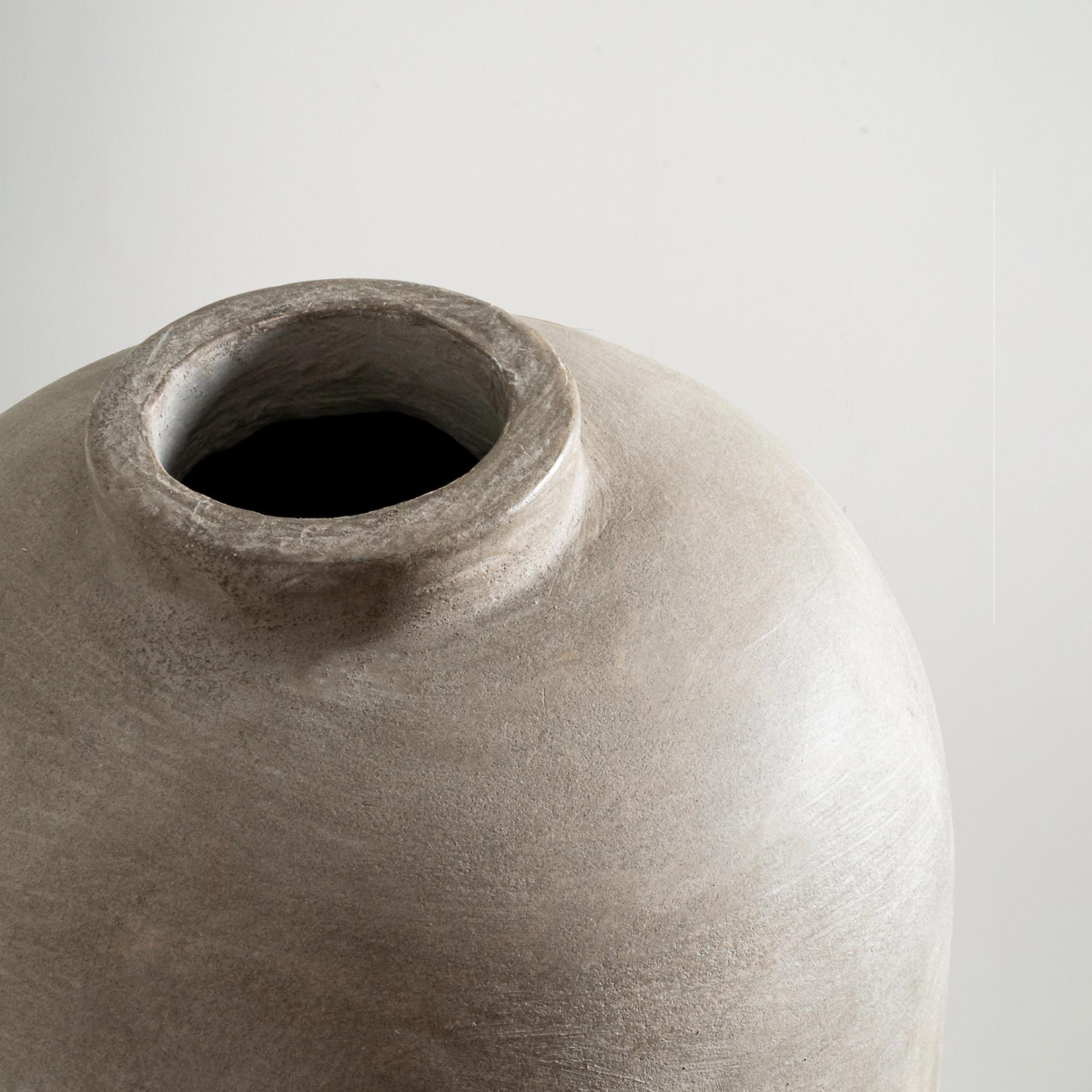Fatto a mano Vaso alto Aurora, forma organica realizzata a mano con una sottile texture grigia in vendita